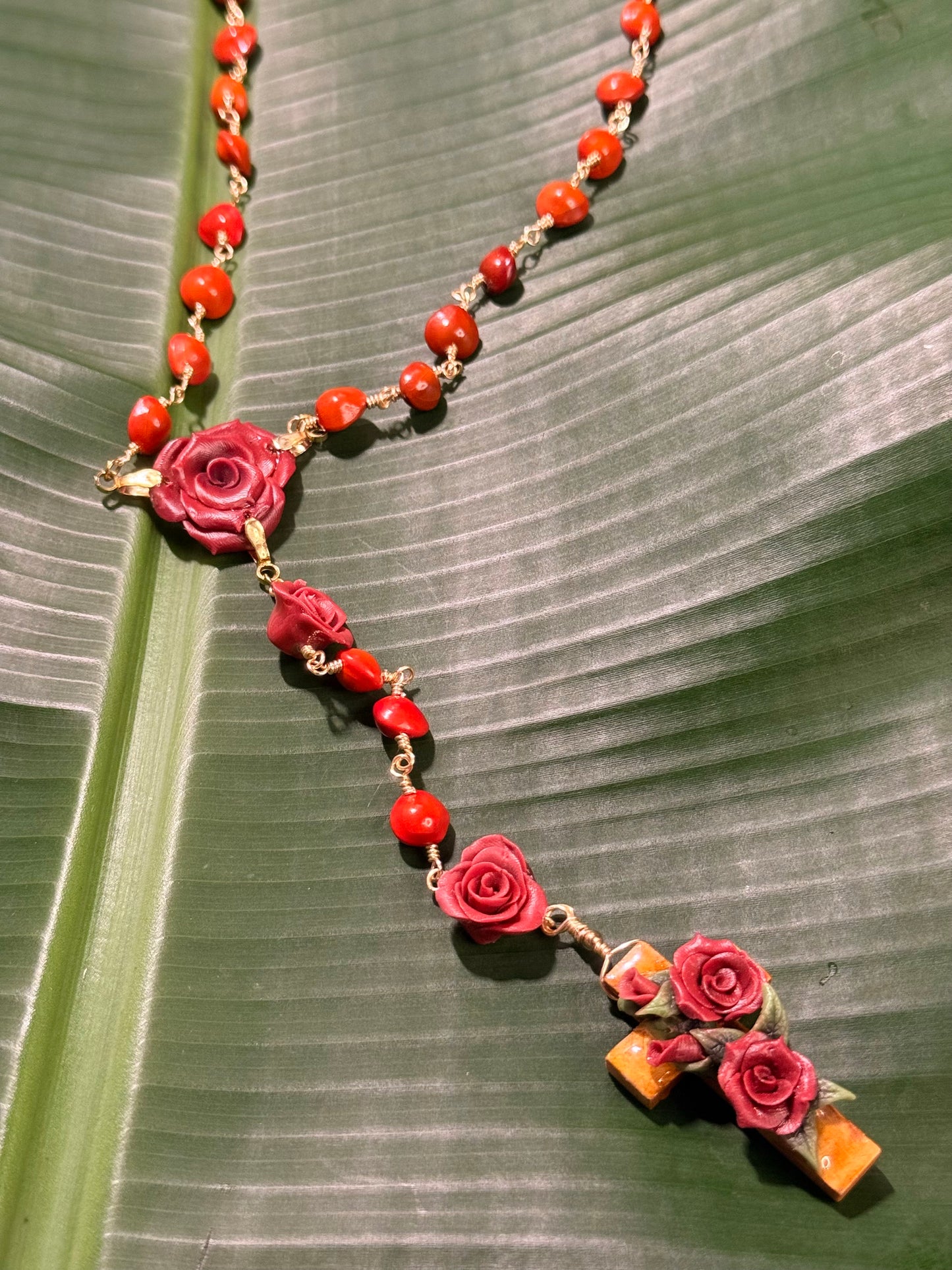 Rosario de granate y Rosas rojas