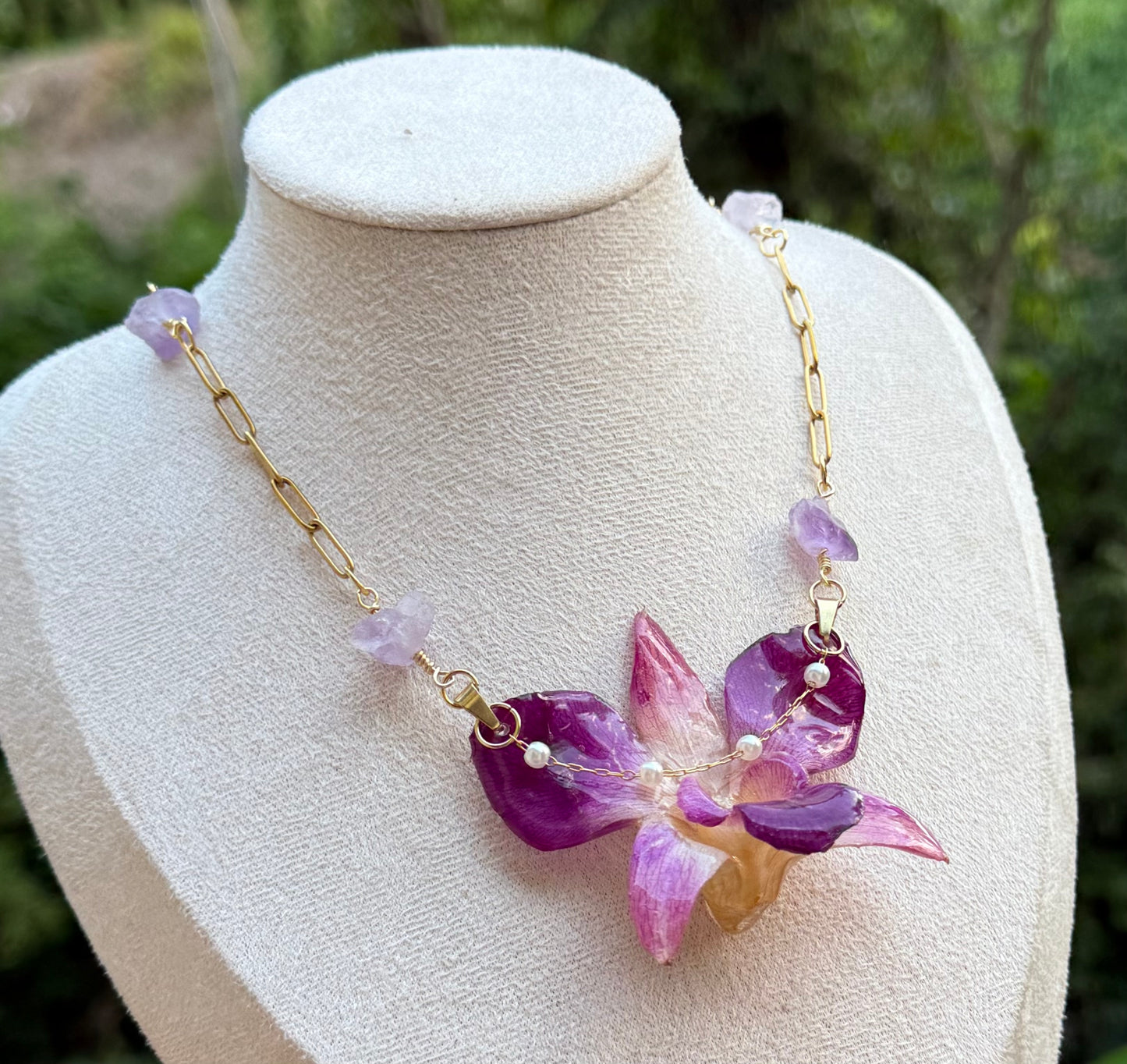 Cadena de orquidea violeta y amatistas