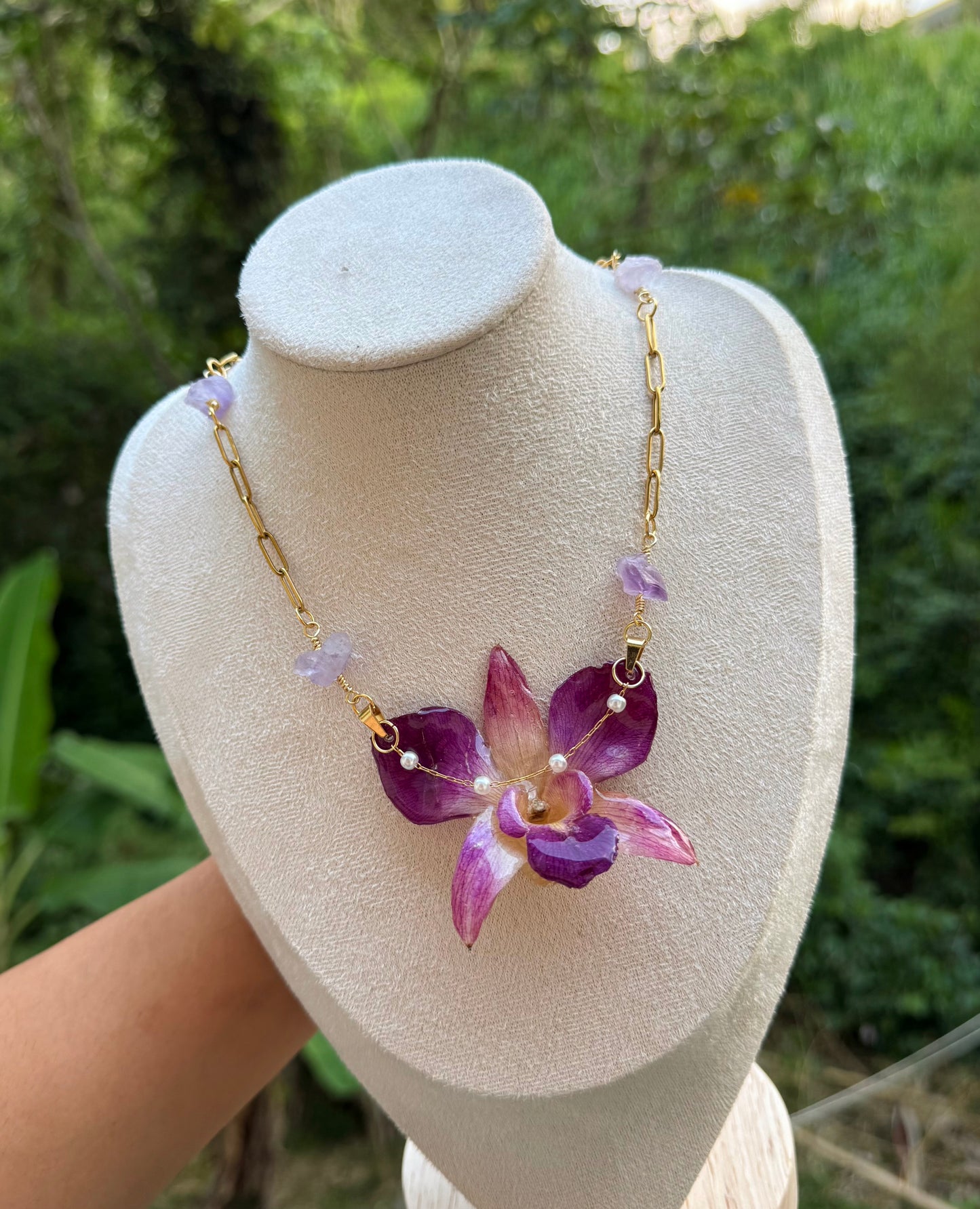 Cadena de orquidea violeta y amatistas