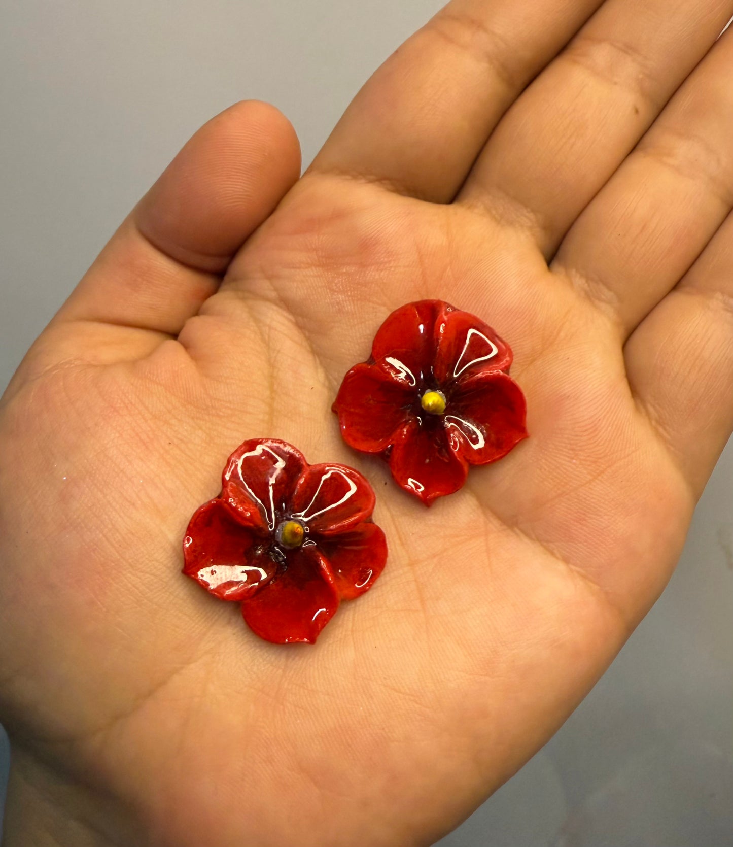 Pantallas de flor colorá’ en porcelana fría