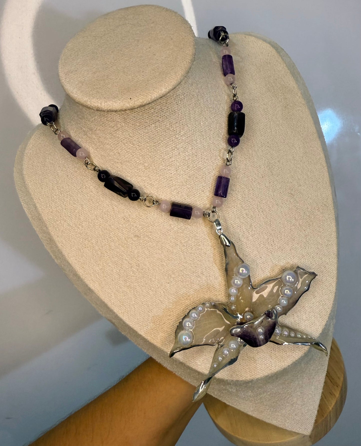 Orquidea dramática en plata con piedras