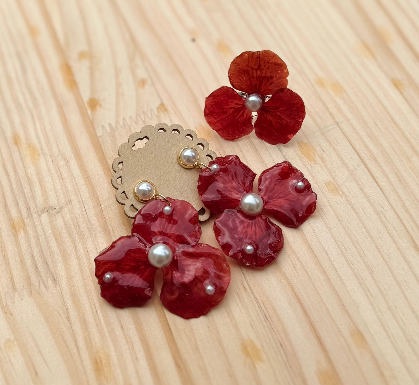 Set de flamboyan rojo con perlas