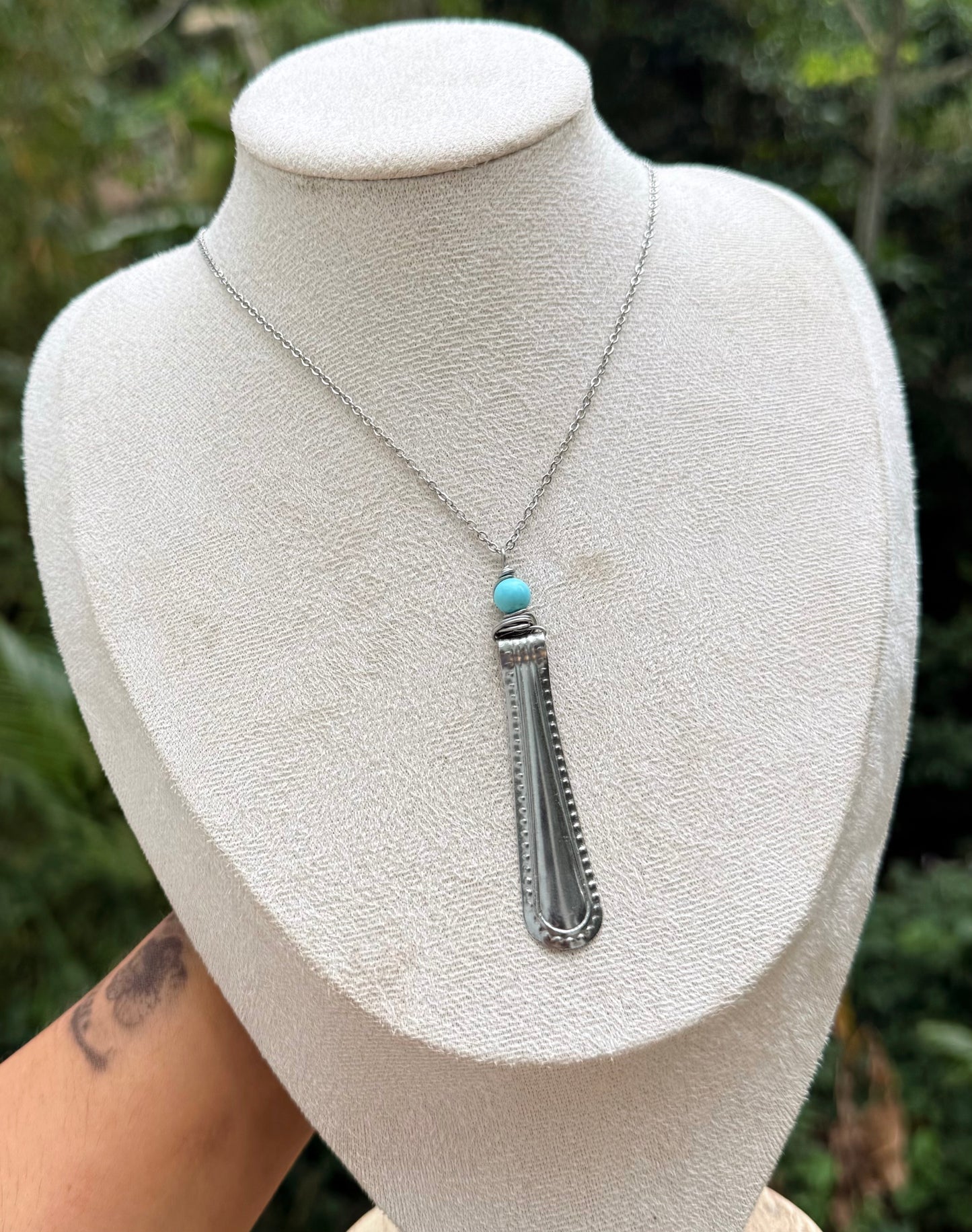 Collares de cucharas y piedras