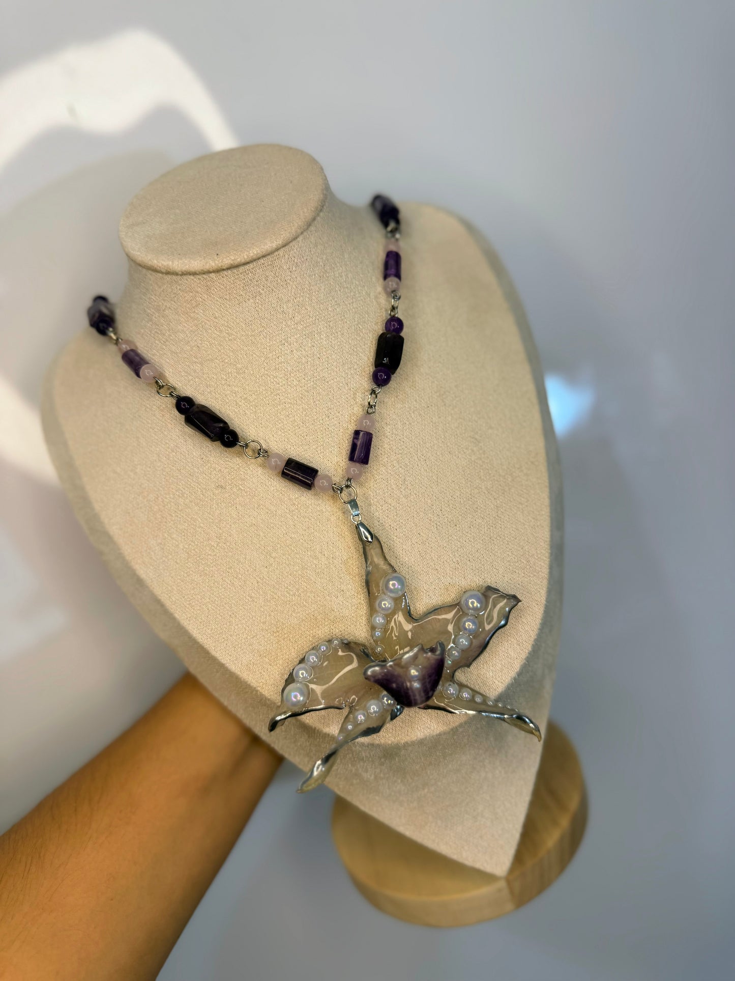 Orquidea dramática en plata con piedras