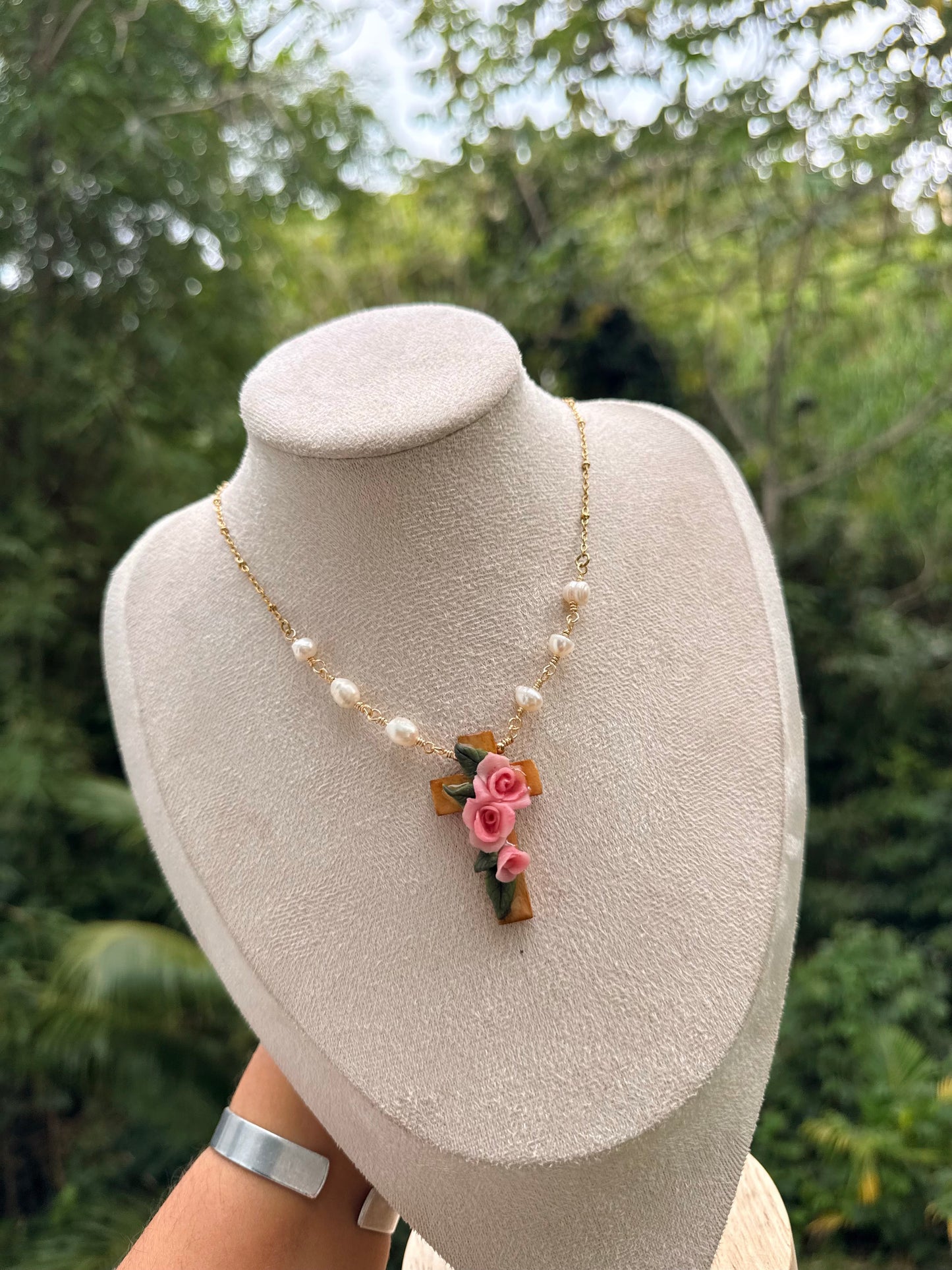 Cruz de rosas con perlas de agua dulce