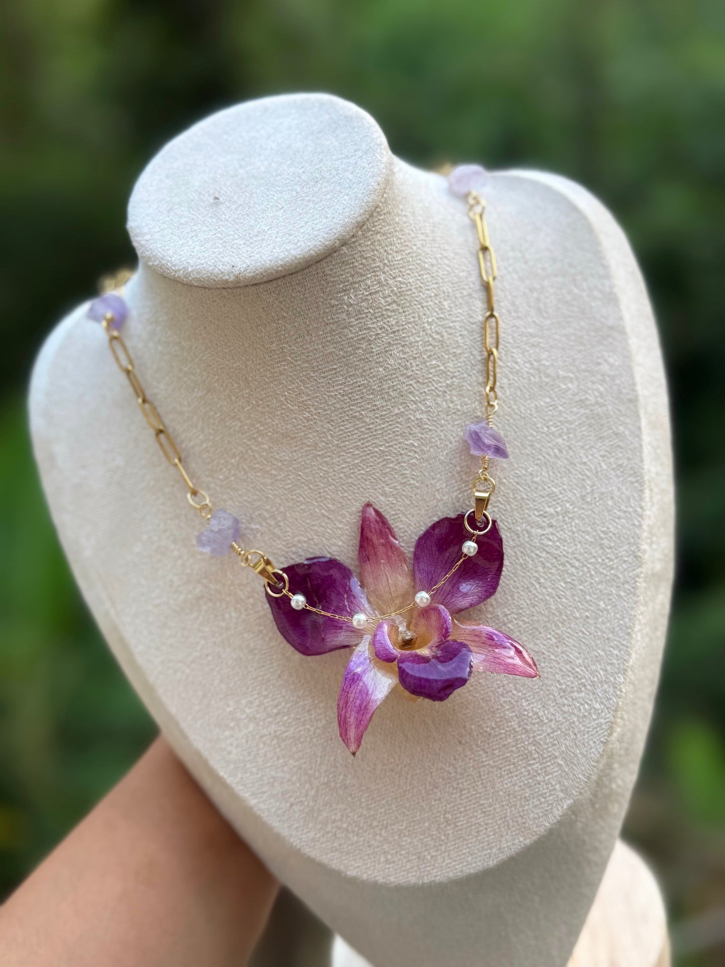 Cadena de orquidea violeta y amatistas