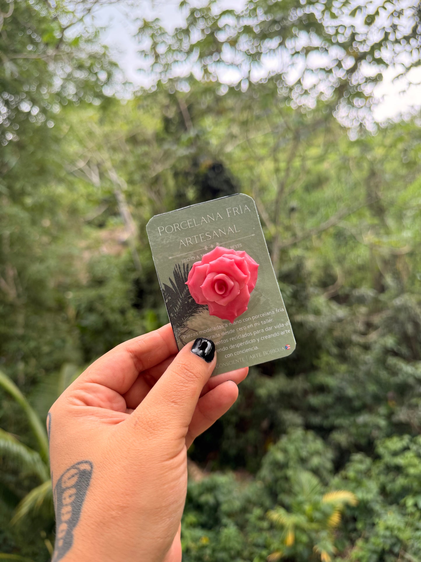 Broches de rosas en porcelana fría