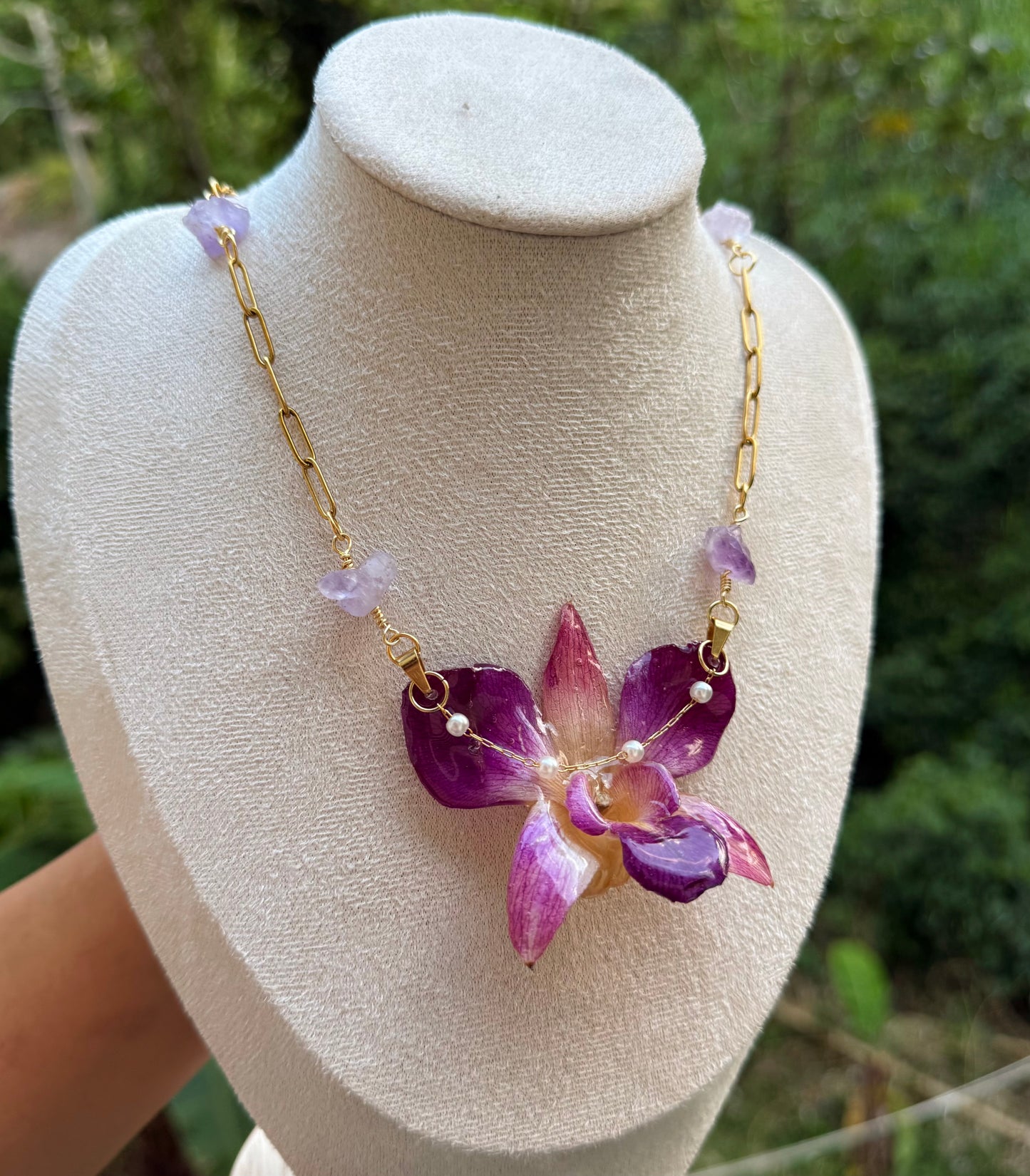 Cadena de orquidea violeta y amatistas