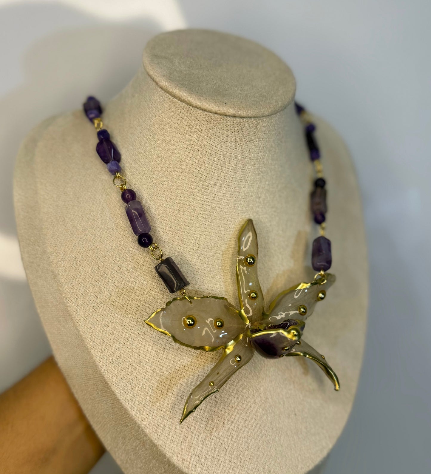 Orquidea dorada y amatistas