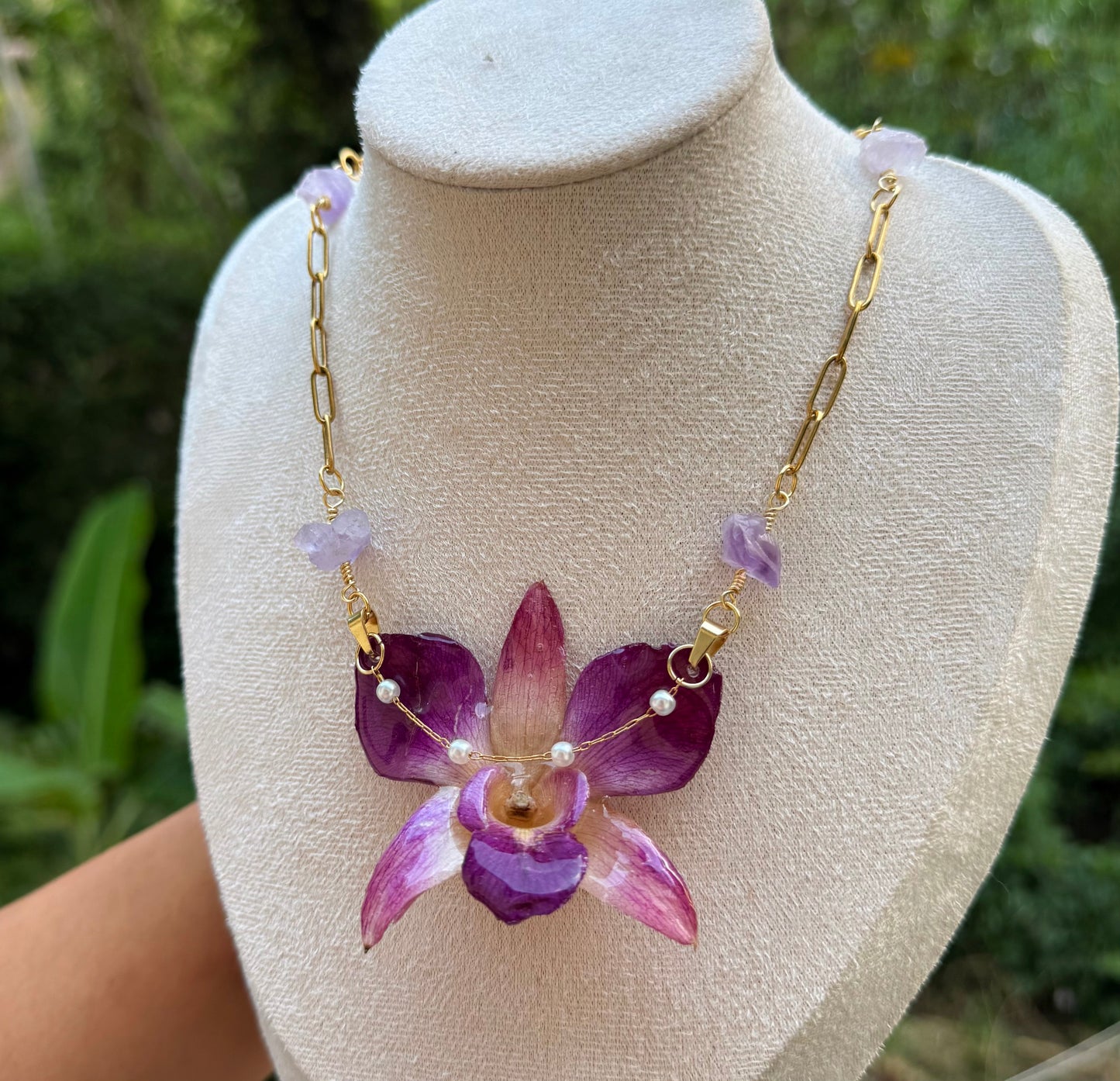 Cadena de orquidea violeta y amatistas
