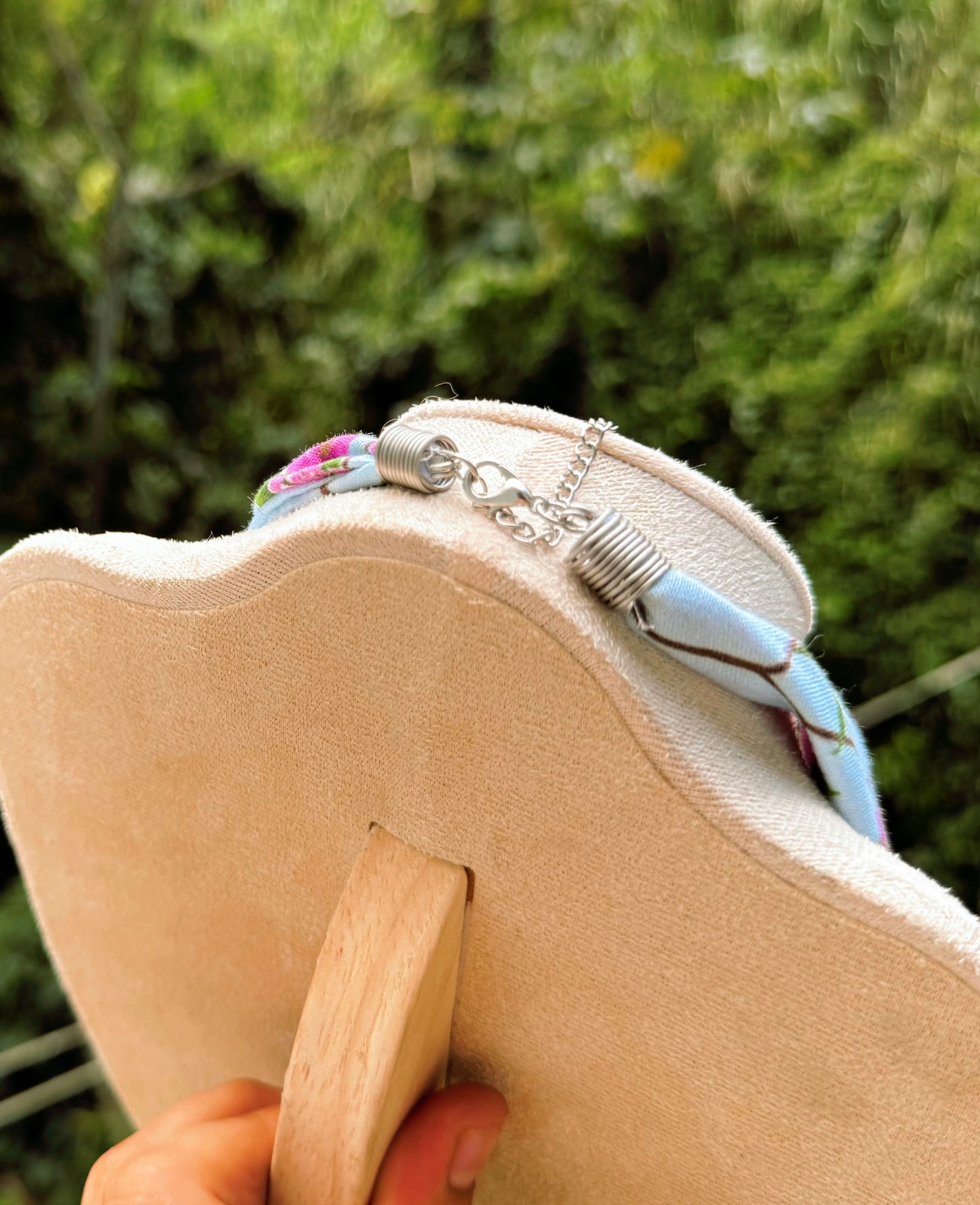 Collar de tela de trinitarias plateado