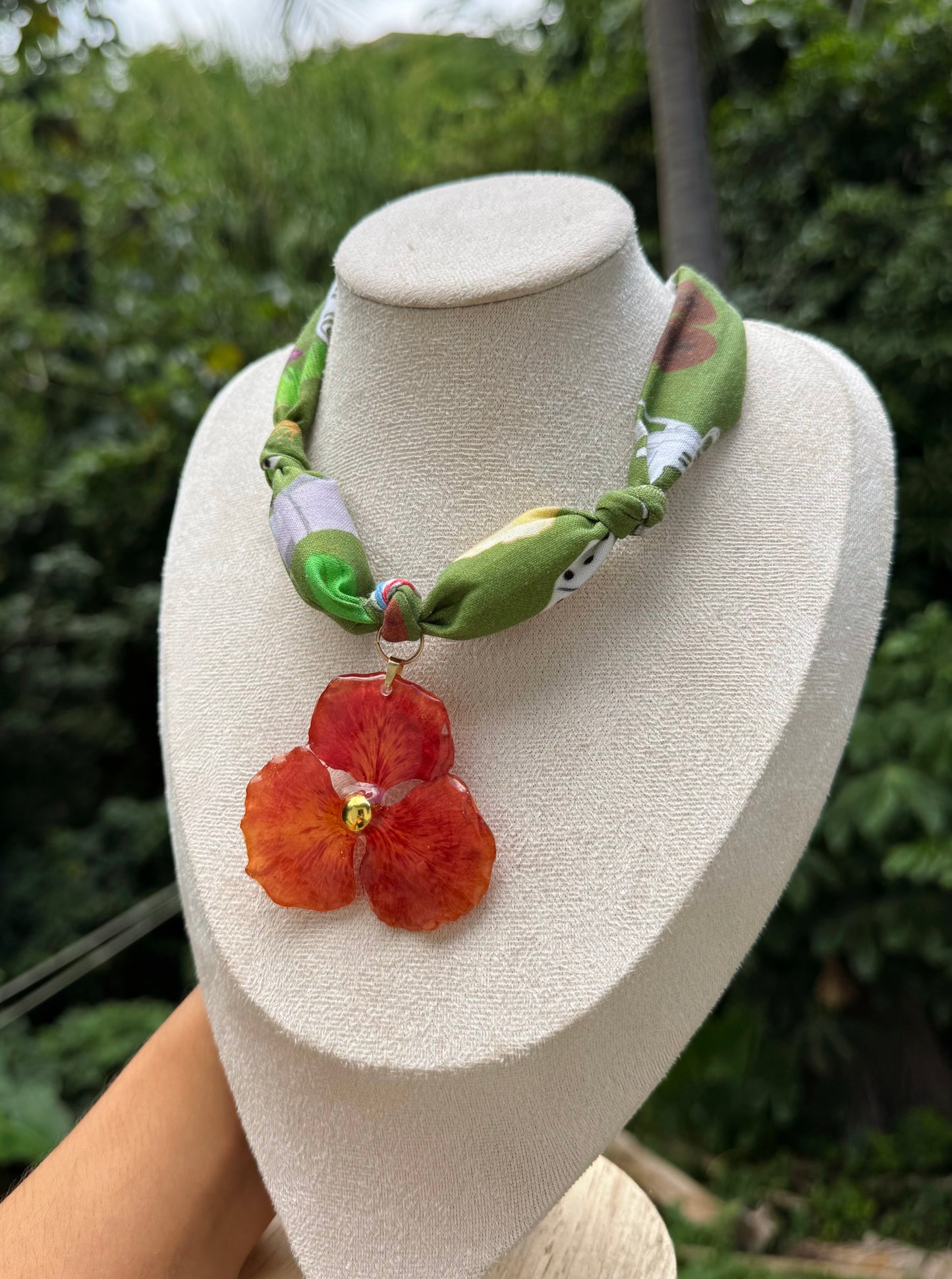 Collar de tela y dije de flamboyan rojo