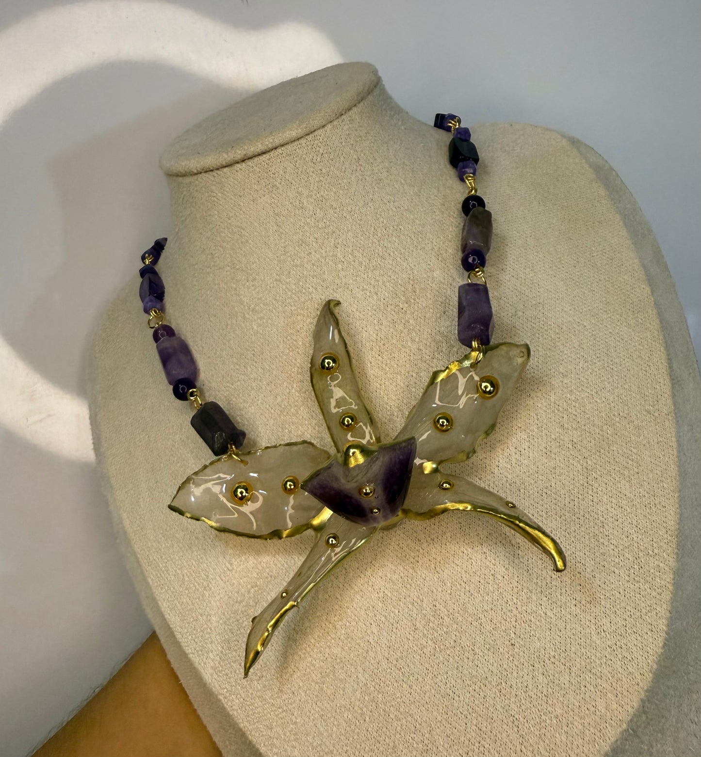 Orquidea dorada y amatistas