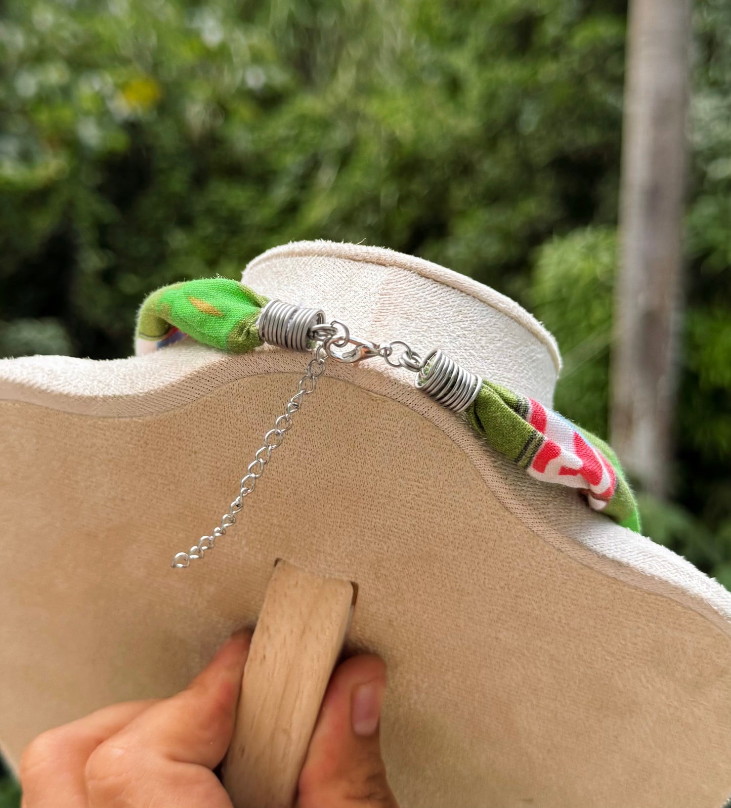 Collar de la isla con flor de porcelana fría y bandera