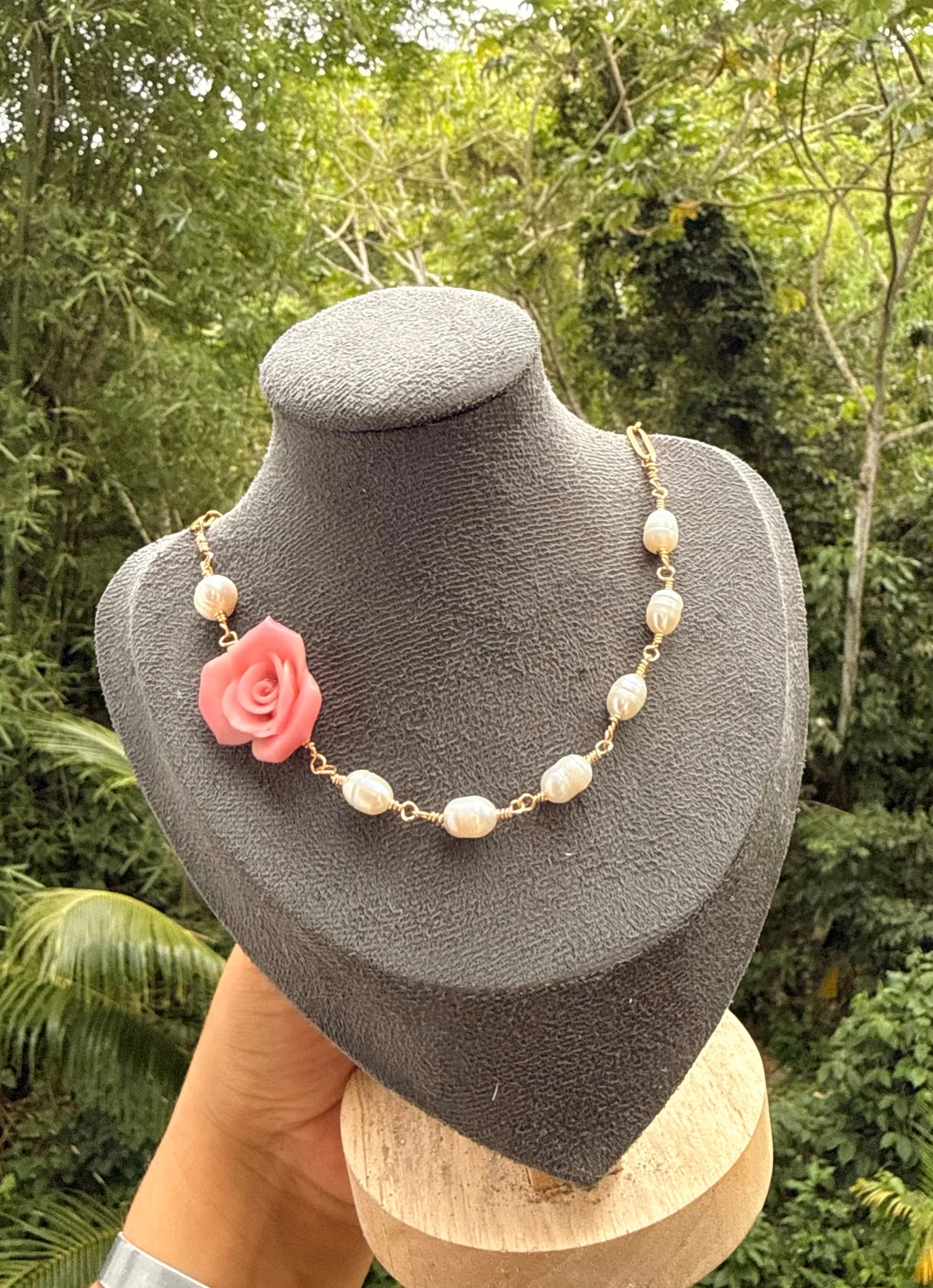 Cadena de rosa y perlas de agua dulce