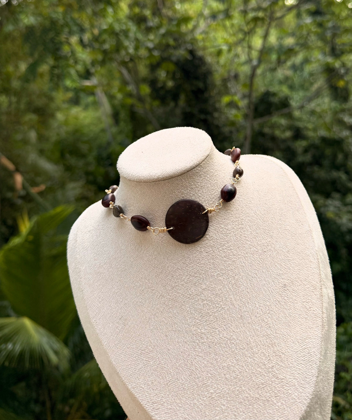 Chocker artesanal de coco y semillas de la isla