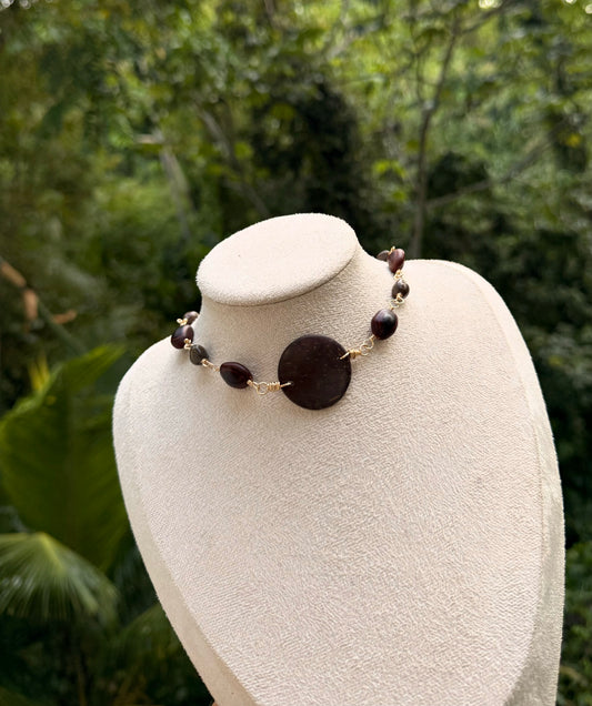 Chocker artesanal de coco y semillas de la isla