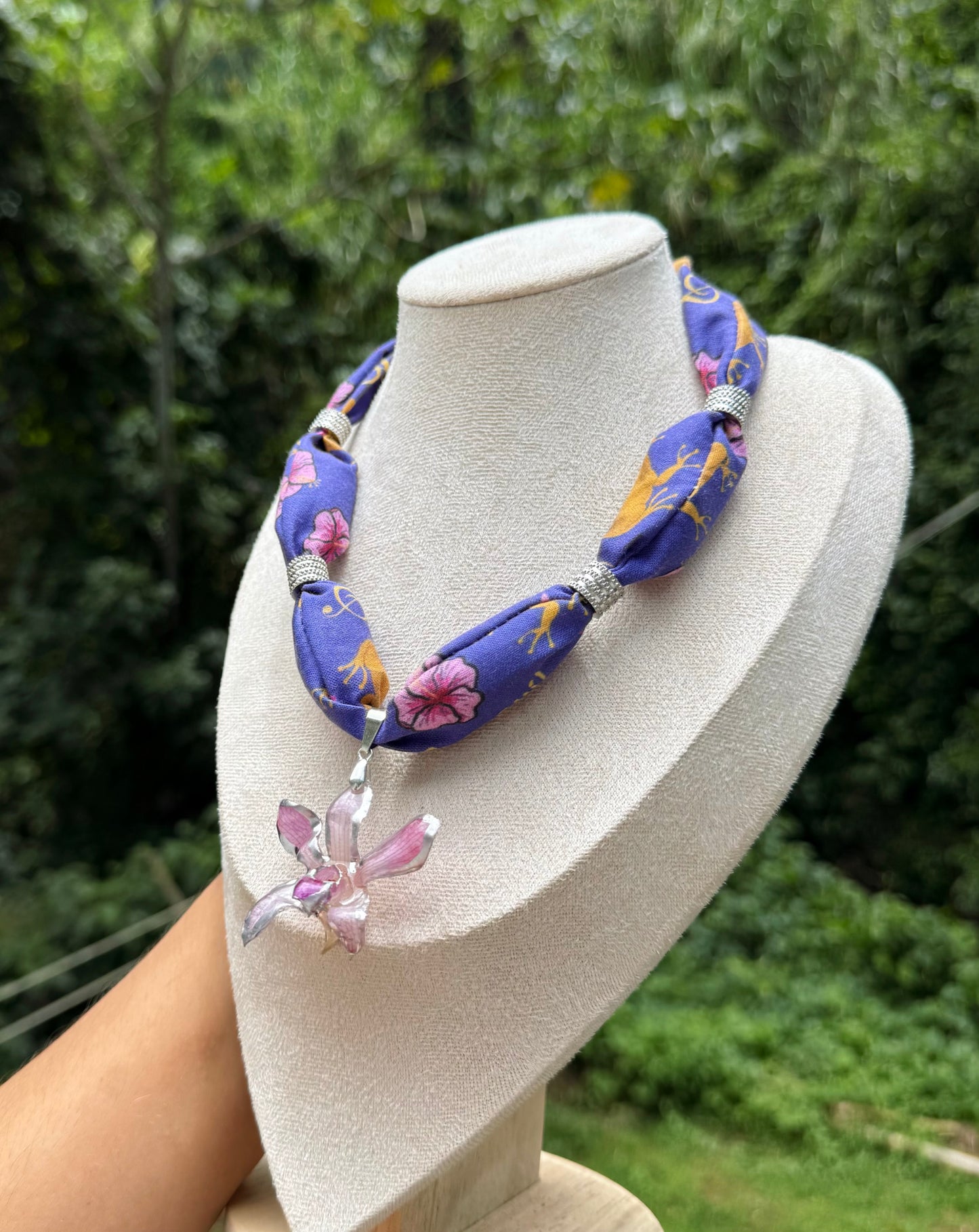 Collar de tela y orquídea de PR