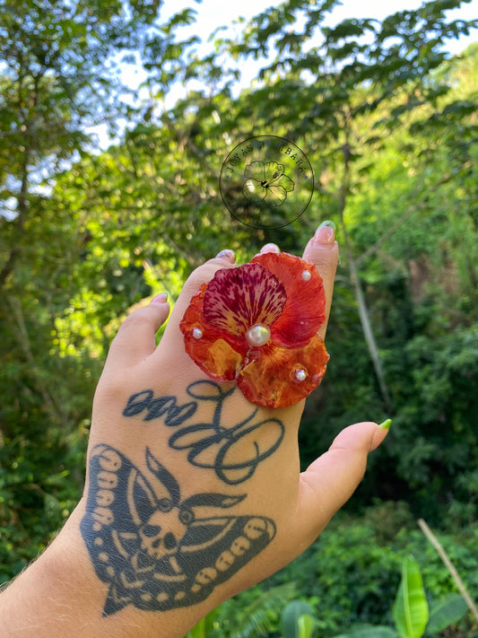 Sortija de pétalo rojo, pinto y perlas