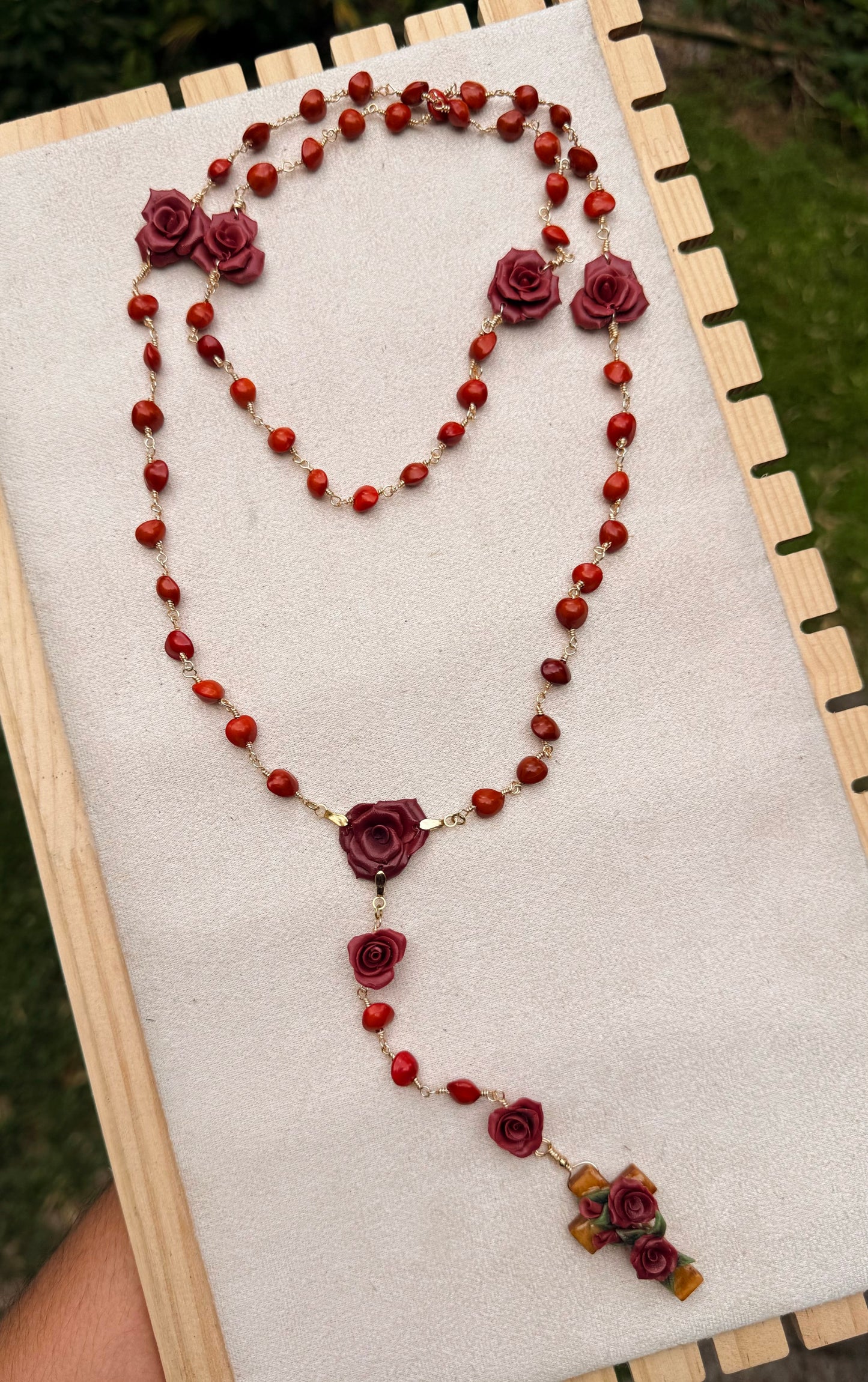 Rosario de granate y Rosas rojas