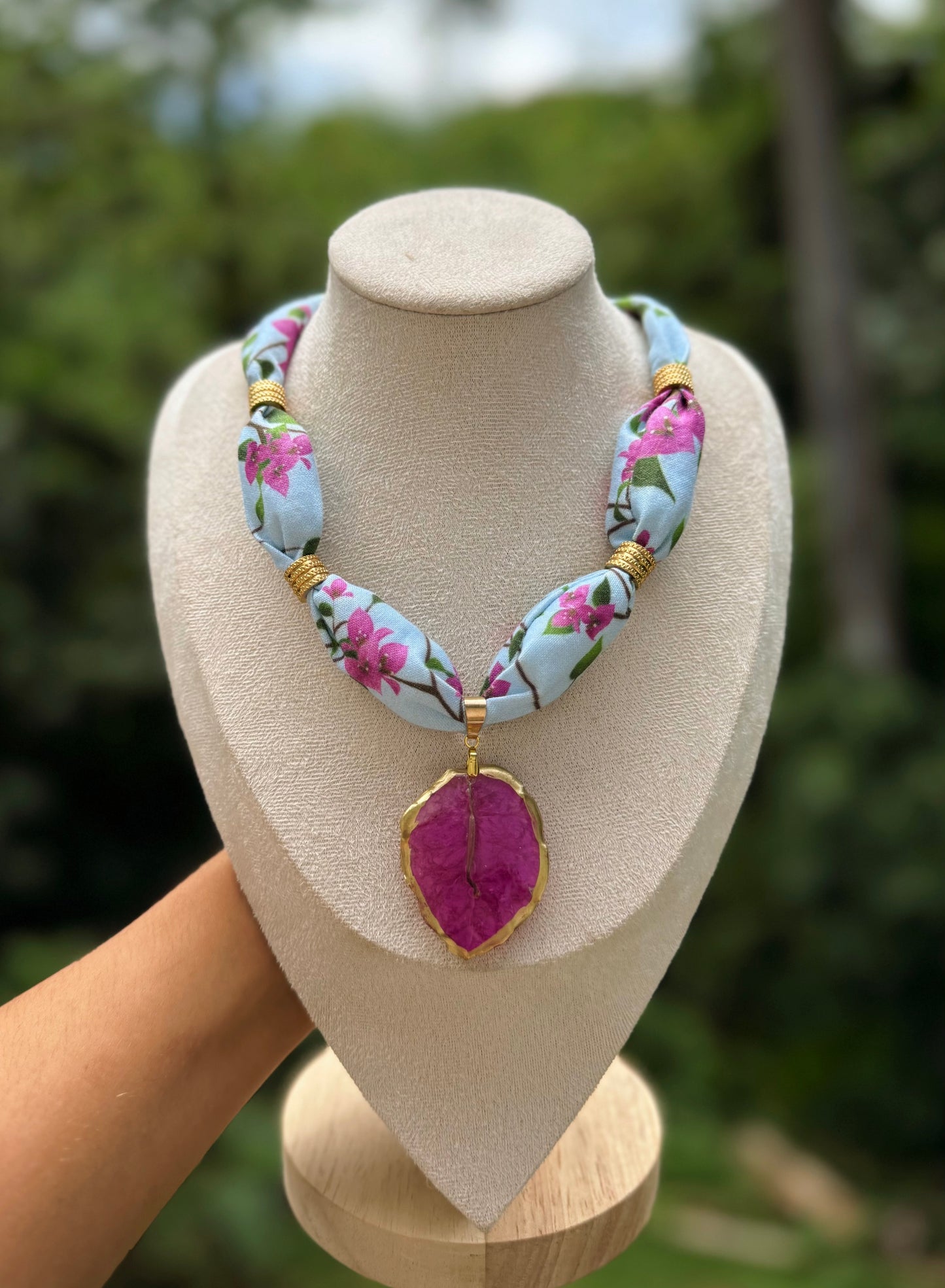 Collar de tela y trinitarias