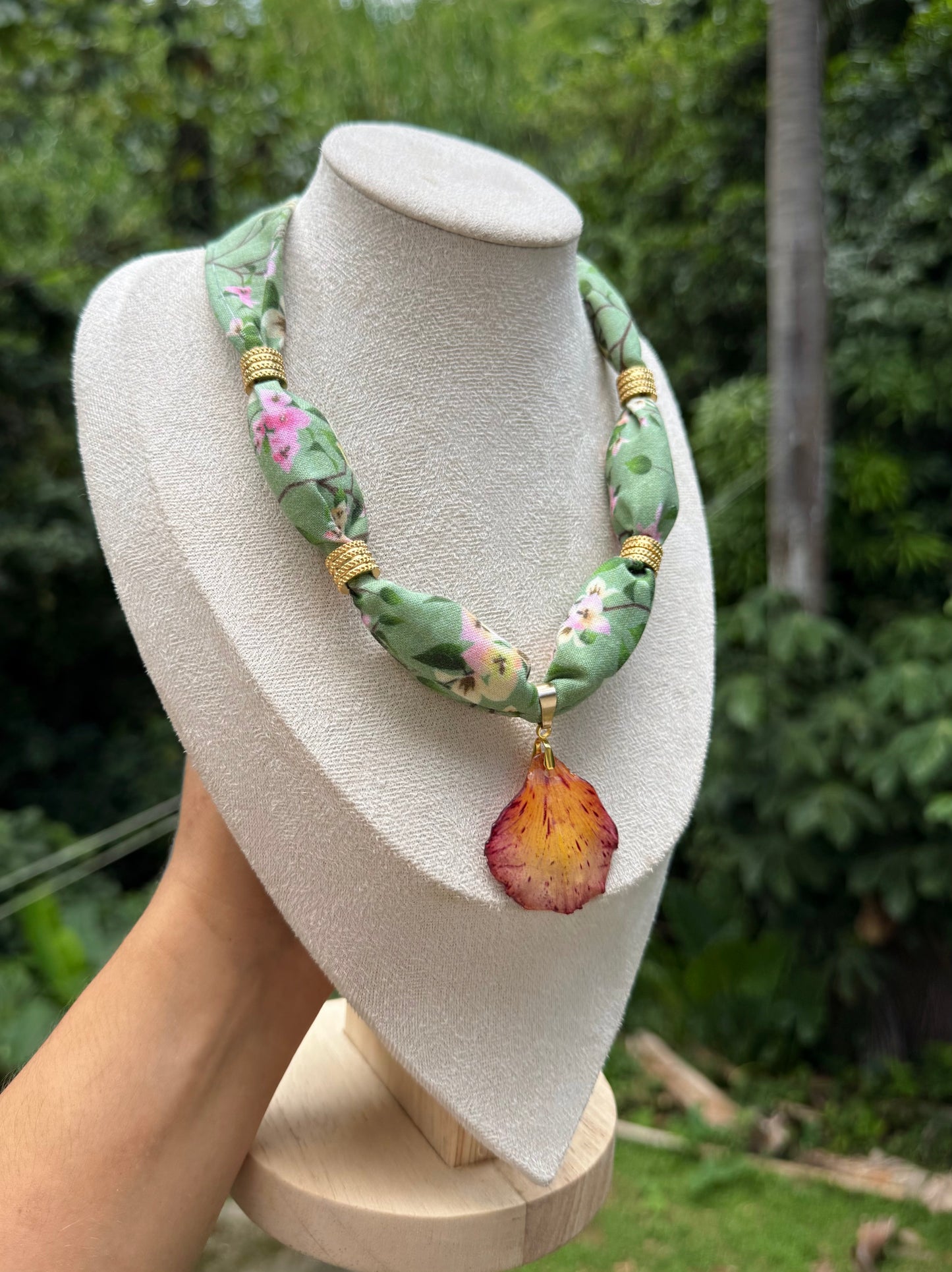 Collar de tela y dije reversible de flamboyan