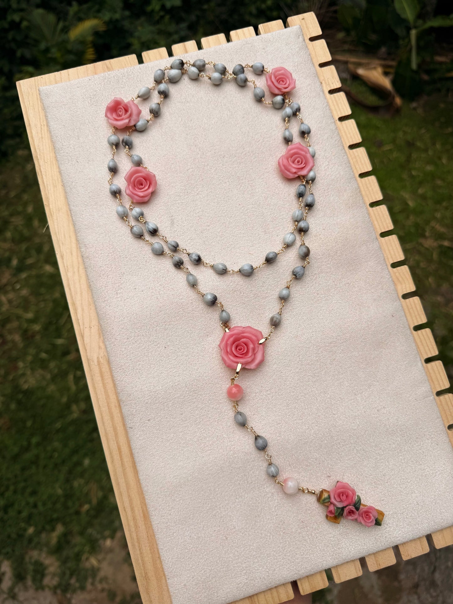 Rosario de camandulas y rosas de porcelana fria color rosa