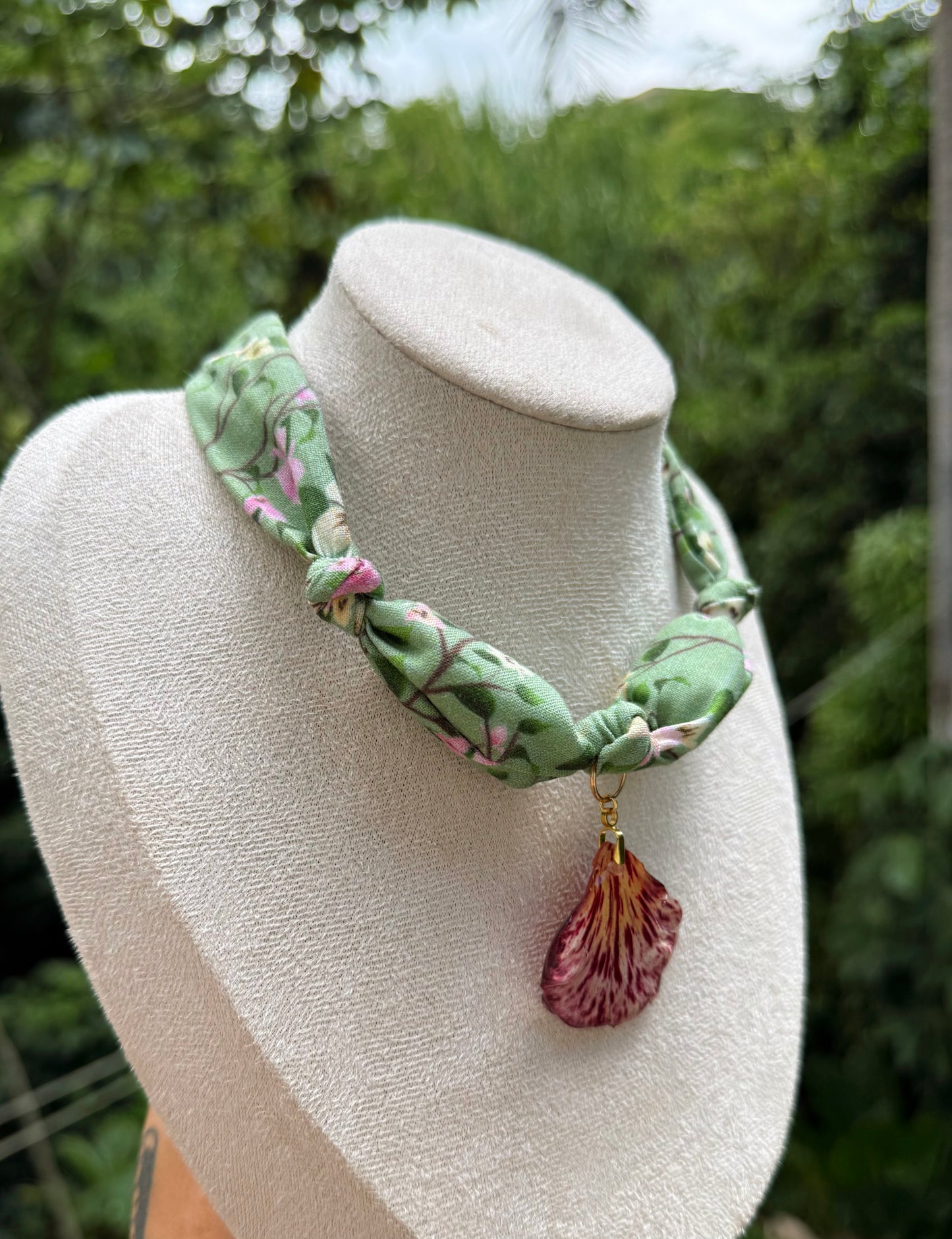 Collar de tela en nudos y charm de flamboyan reversible