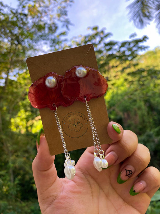 Petalos rojos con cadena de perlas