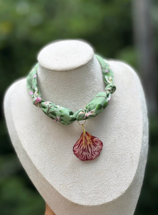 Collar de tela en nudos y charm de flamboyan reversible