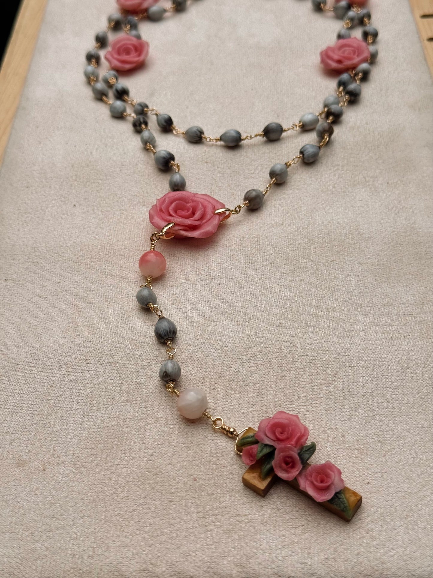 Rosario de camandulas y rosas de porcelana fria color rosa