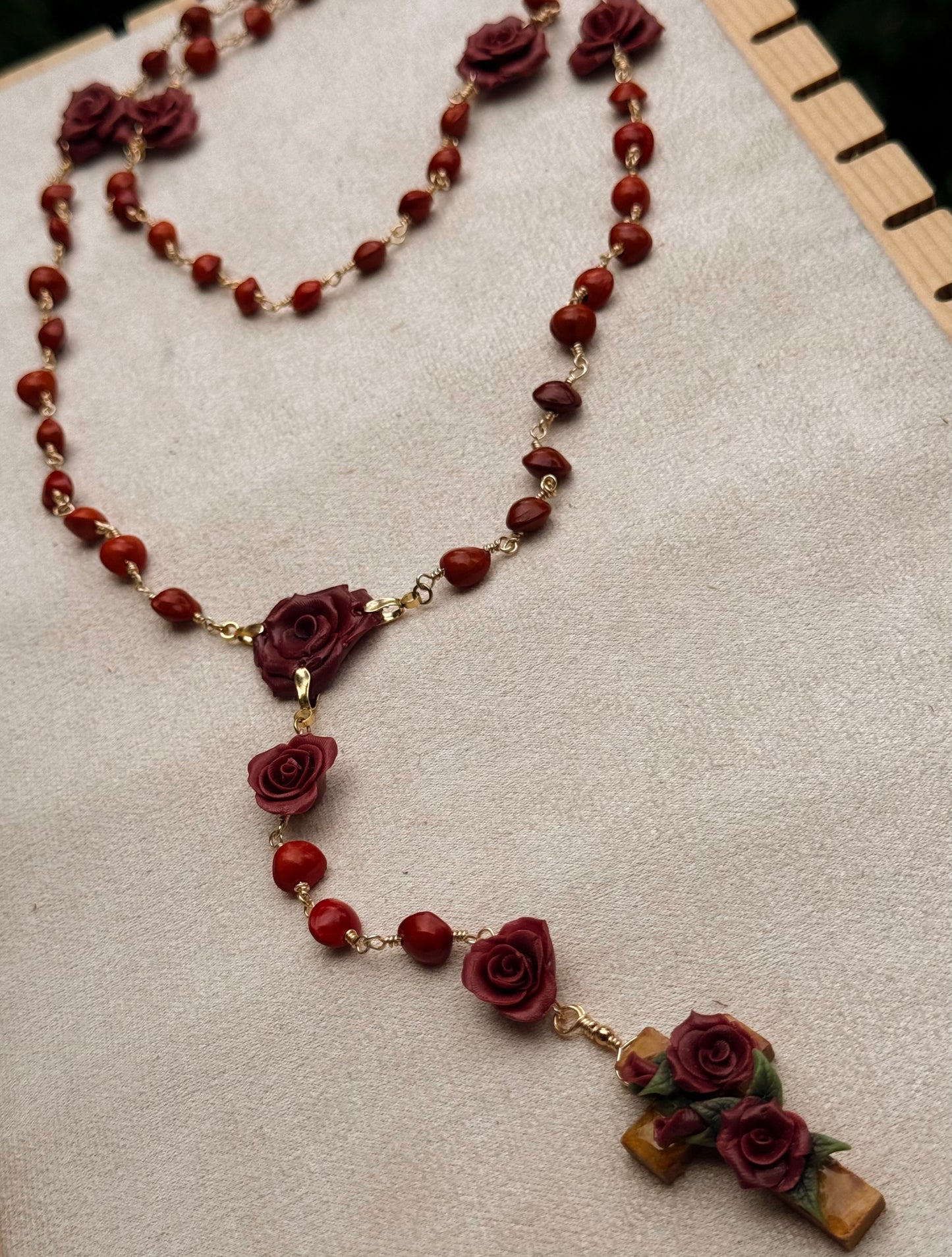 Rosario de granate y Rosas rojas