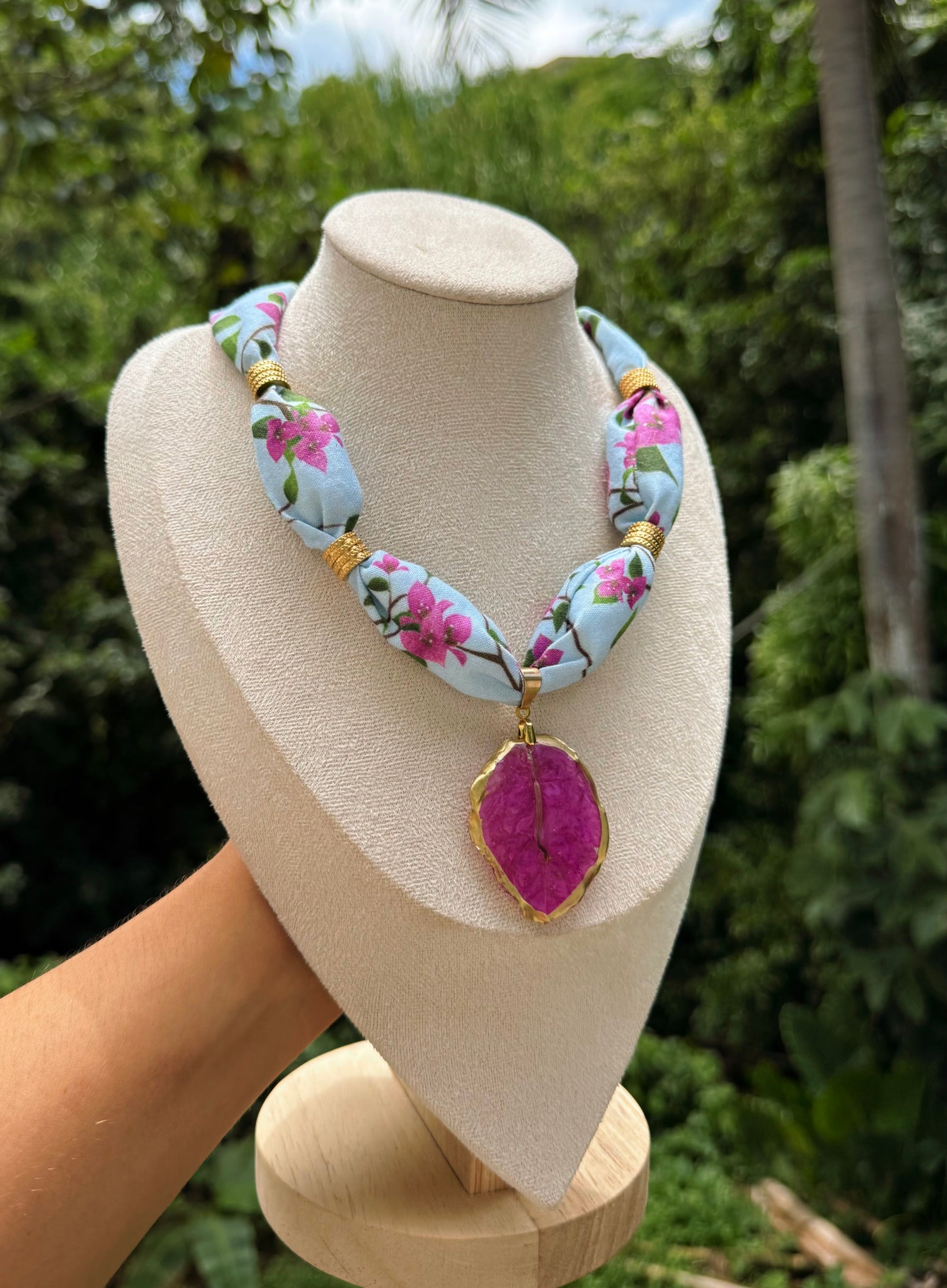 Collar de tela y trinitarias