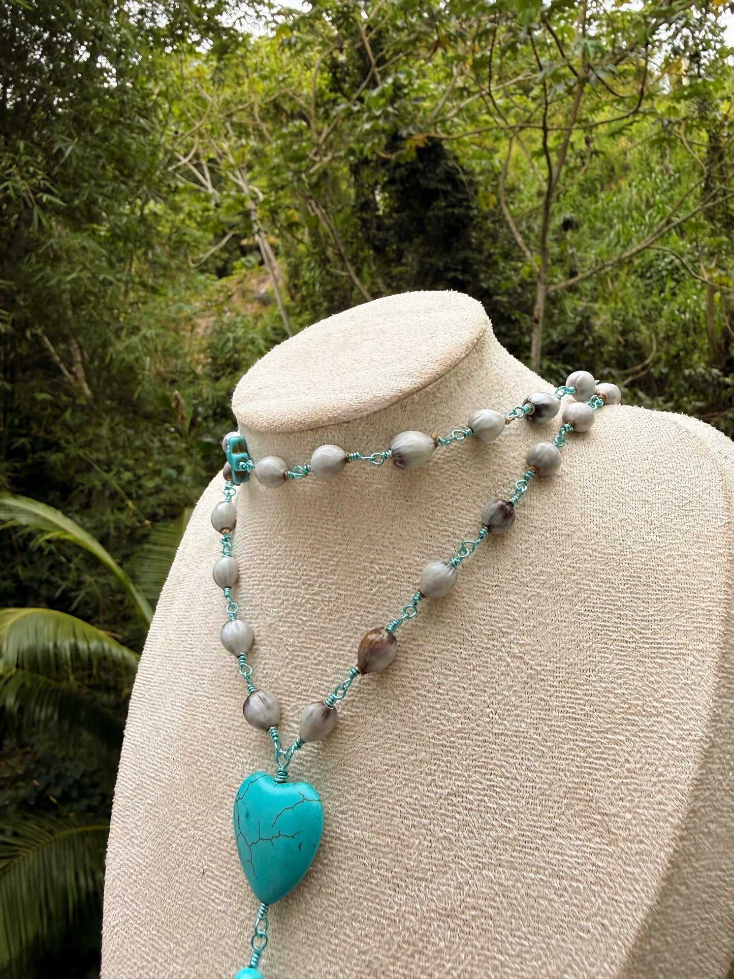 Rosario de camandulas con piedras azules