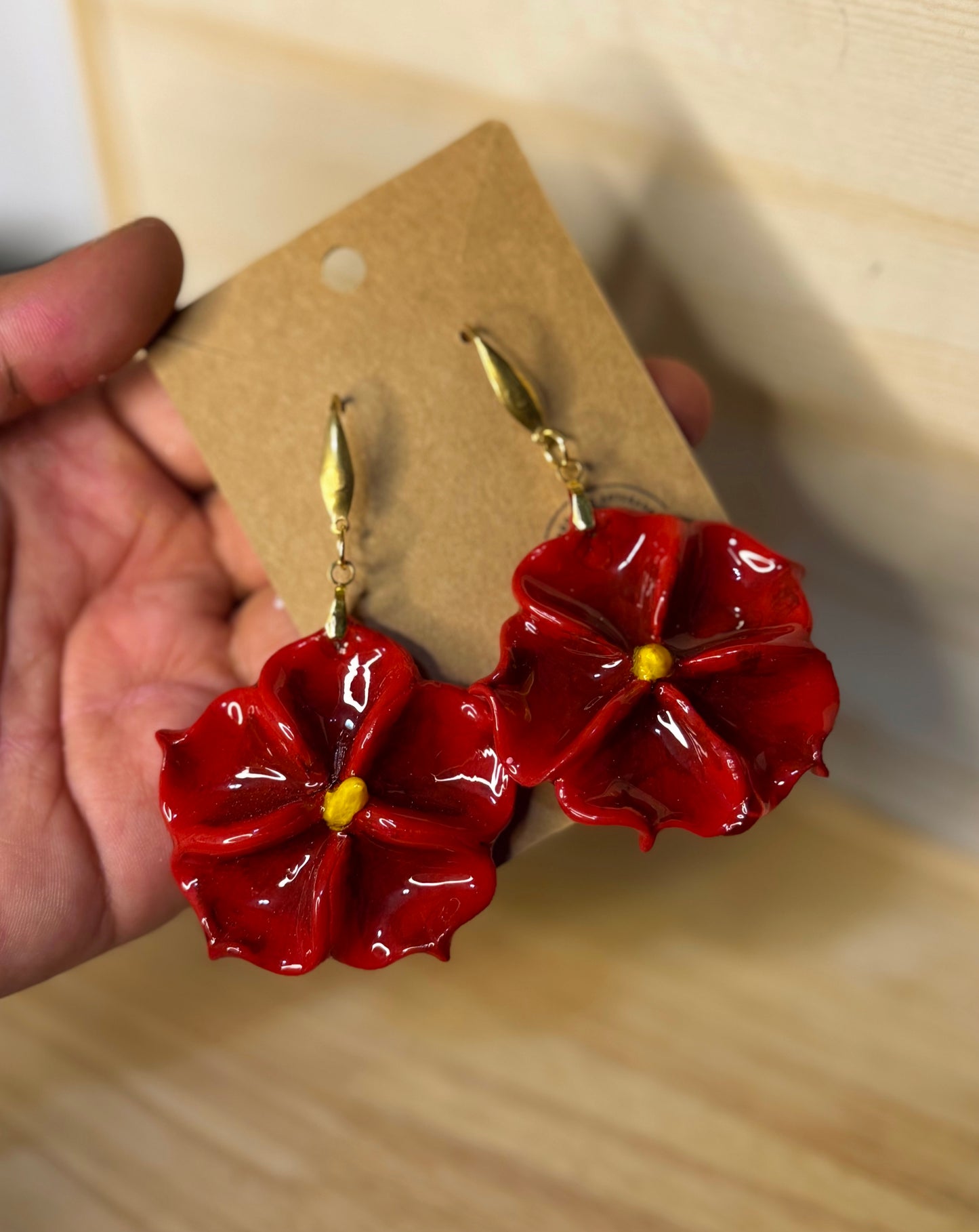 Pantallas de flor roja y gancho