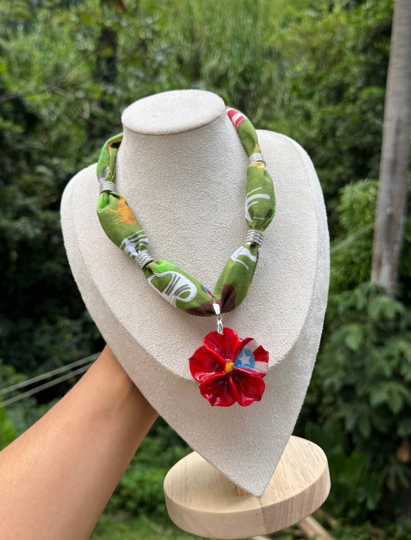 Collar de la isla con flor de porcelana fría y bandera