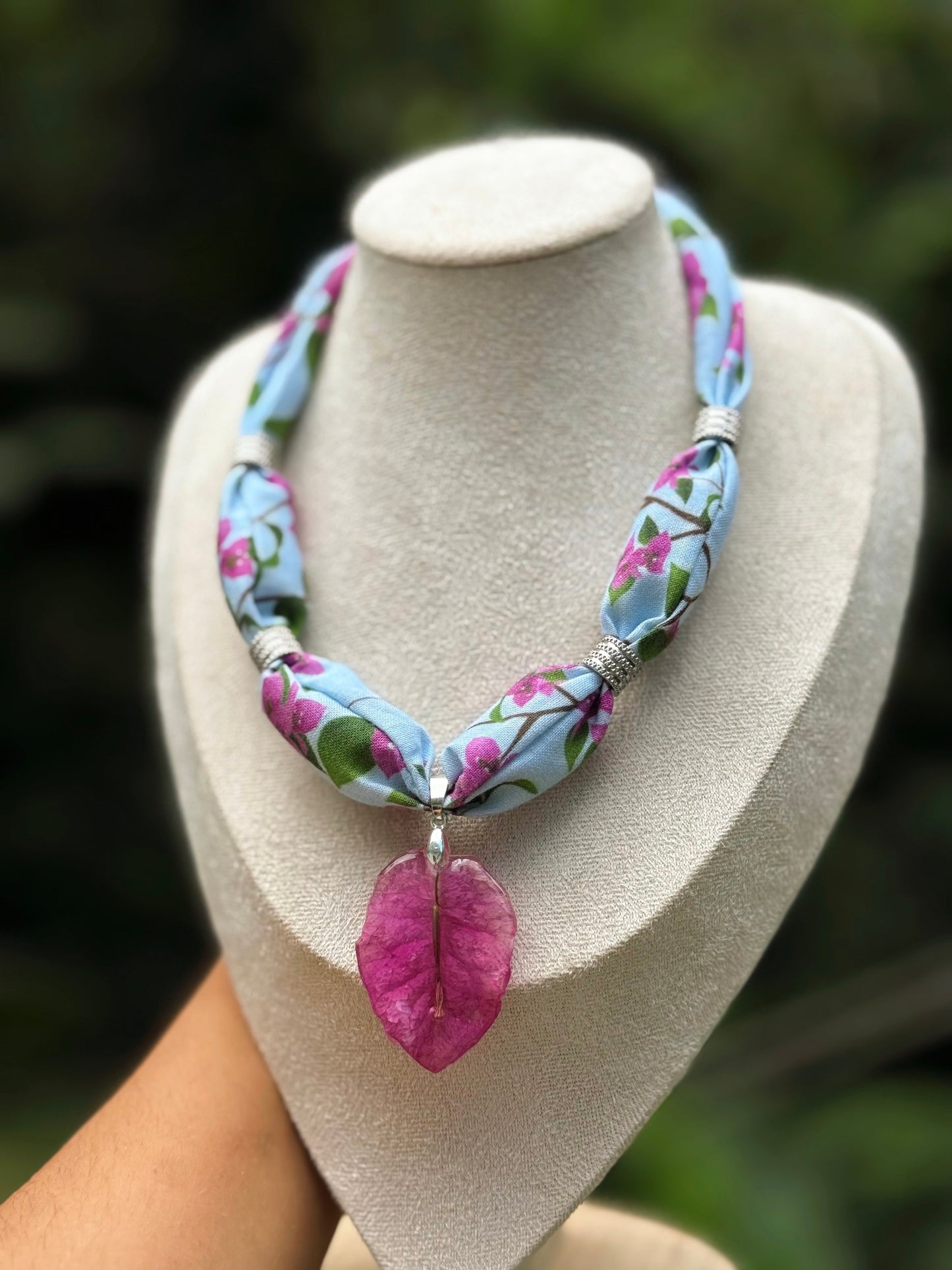 Collar de tela de trinitarias plateado