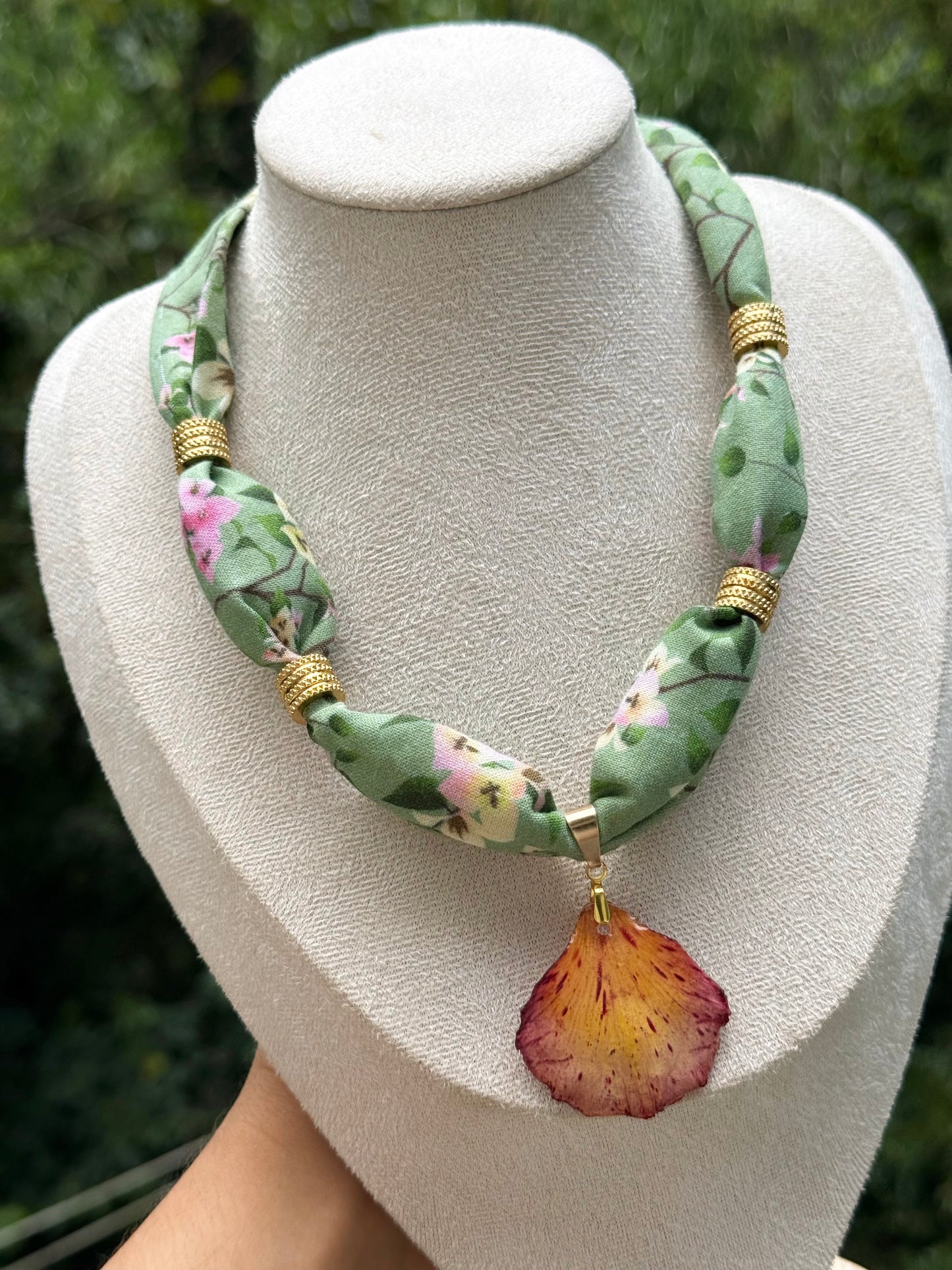 Collar de tela y dije reversible de flamboyan
