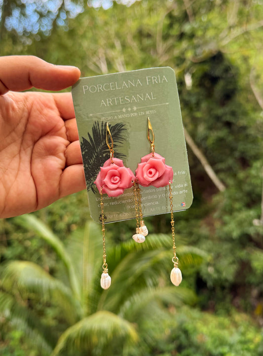 Rosas  de primavera y perlas de agua dulce