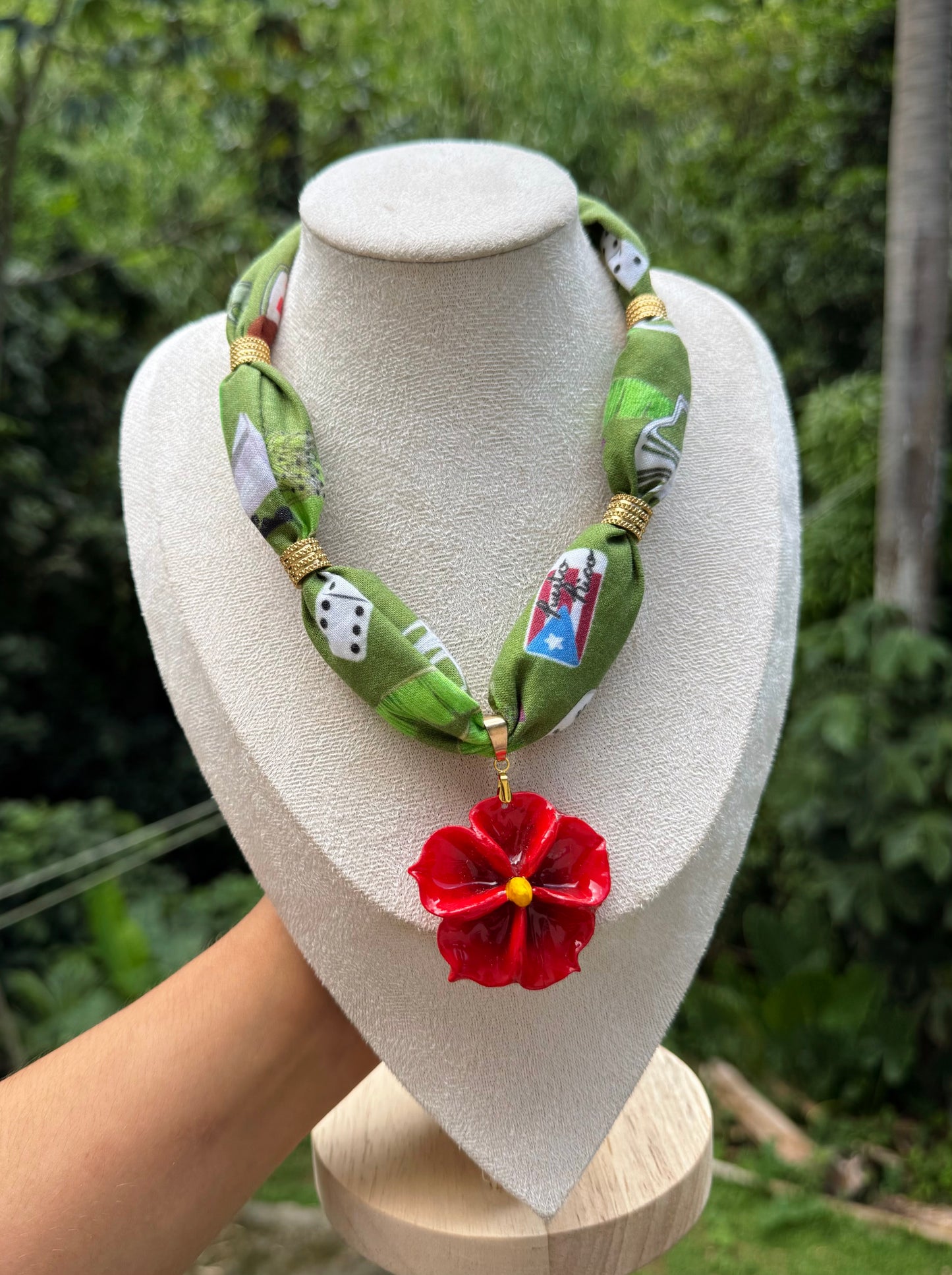 Collar de la isla y flor de porcelana fría
