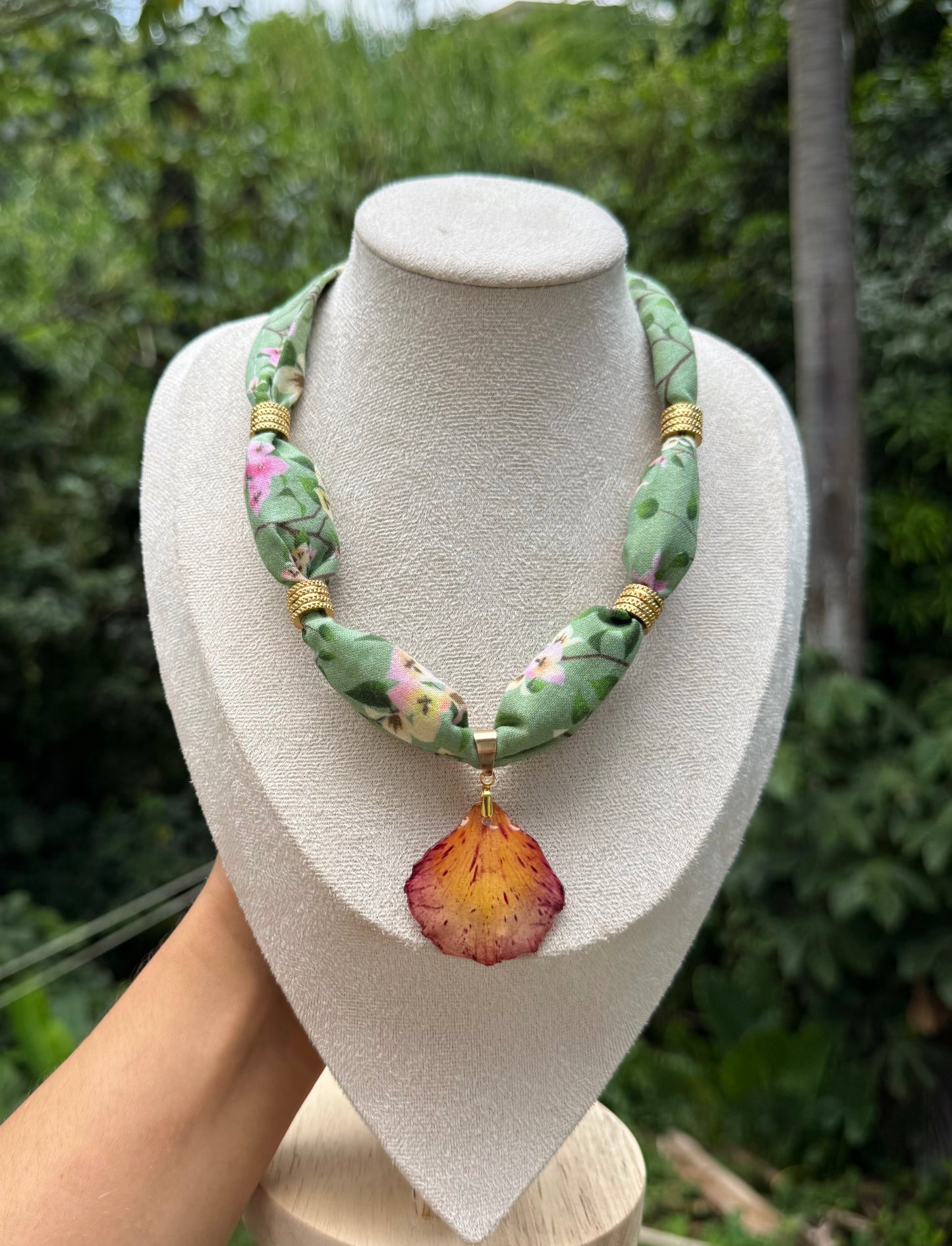 Collar de tela y dije reversible de flamboyan