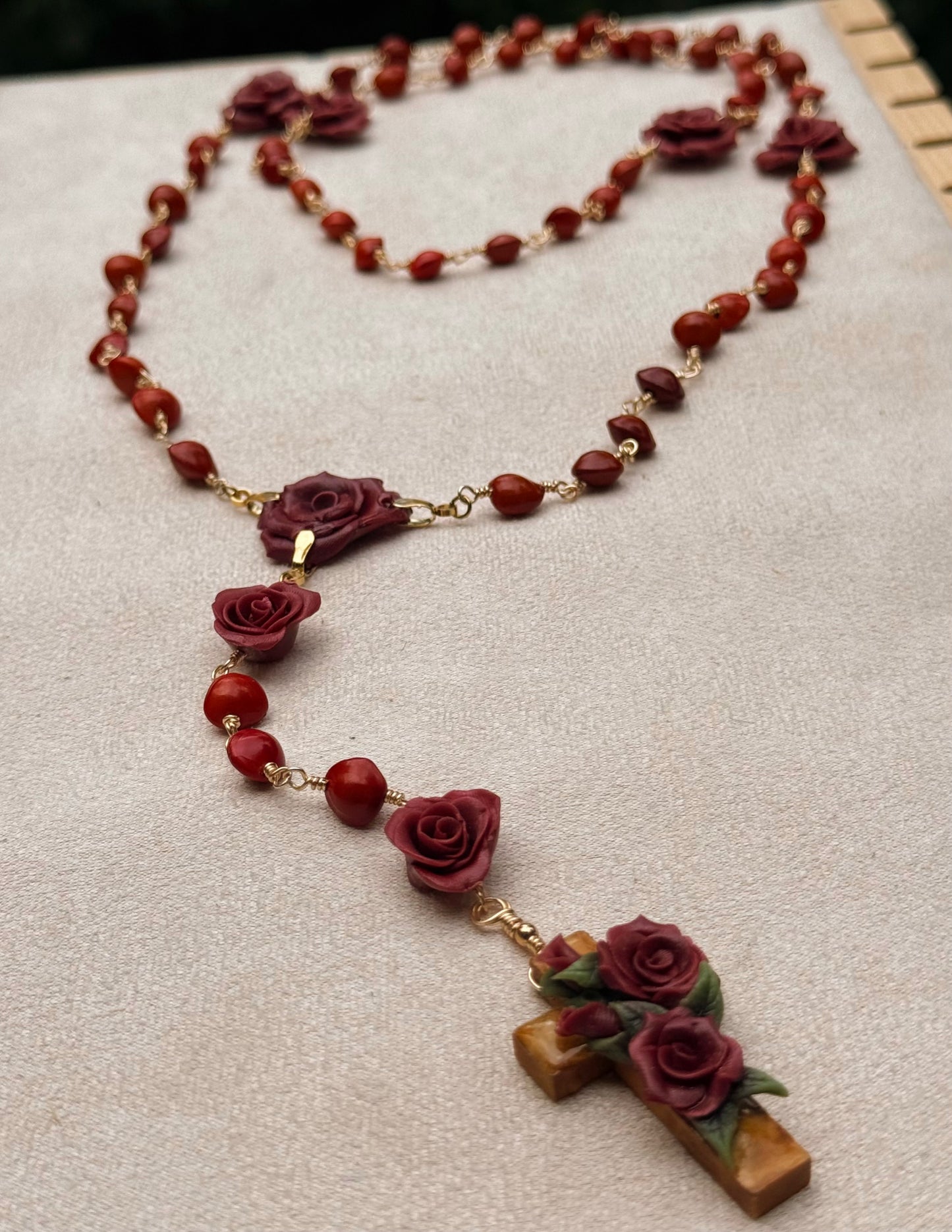 Rosario de granate y Rosas rojas