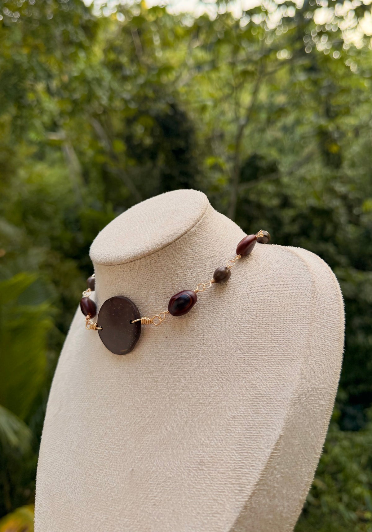 Chocker artesanal de coco y semillas de la isla
