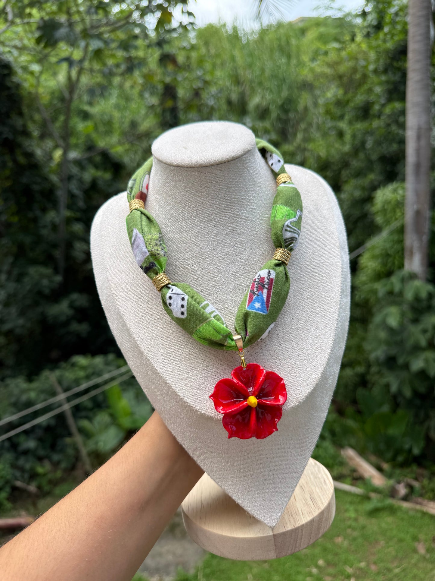 Collar de la isla y flor de porcelana fría