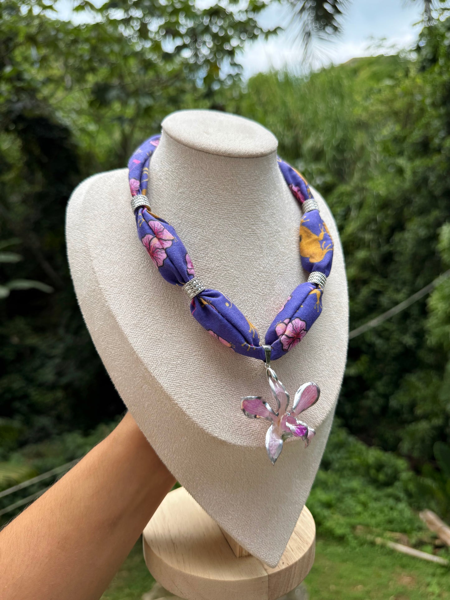 Collar de tela y orquídea de PR