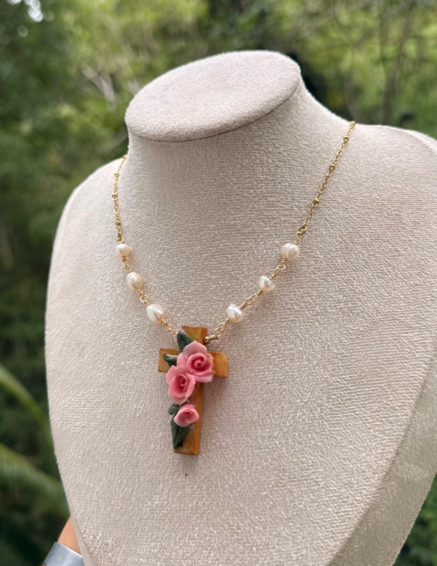 Cruz de rosas con perlas de agua dulce