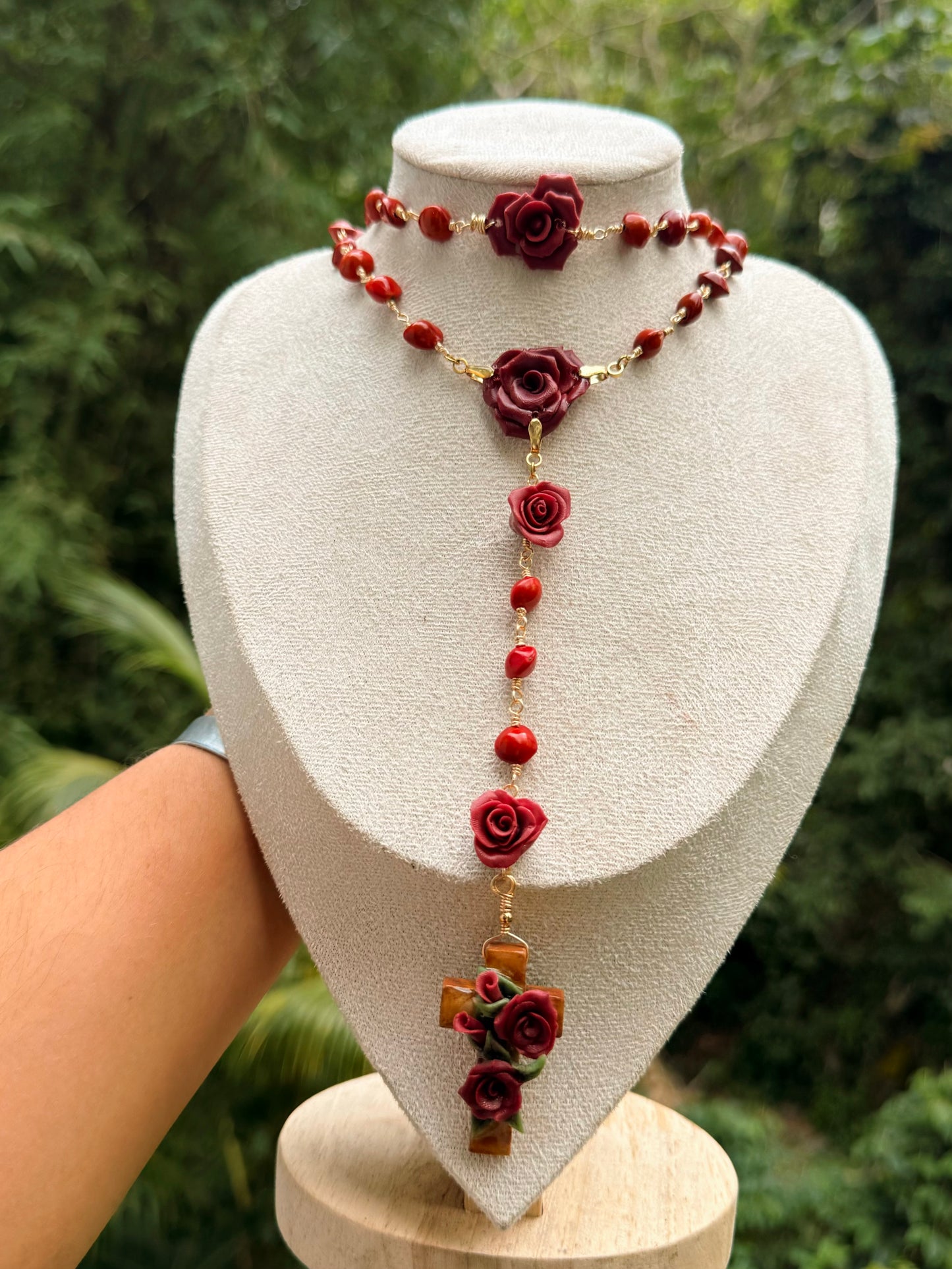 Rosario de granate y Rosas rojas