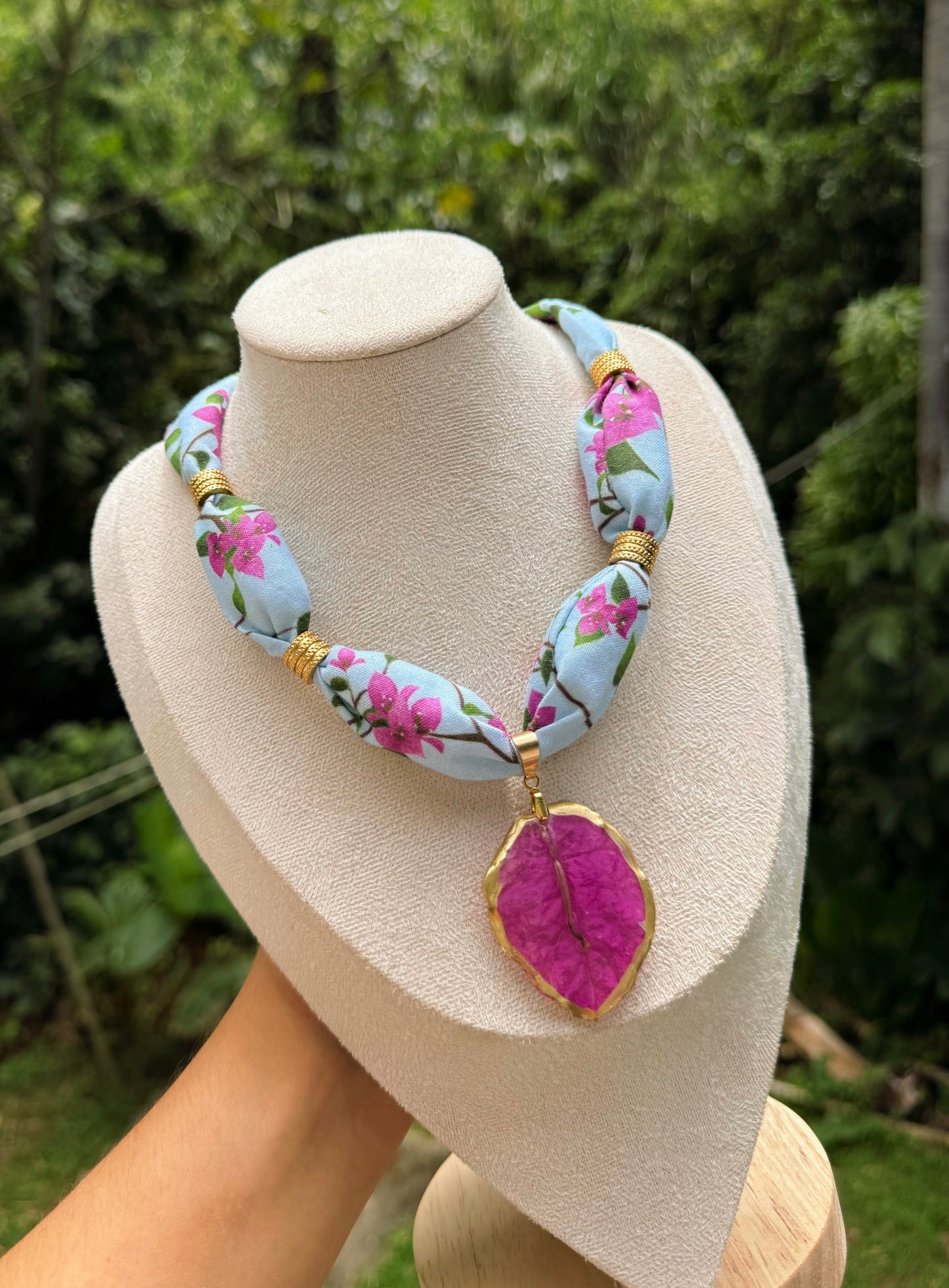 Collar de tela y trinitarias