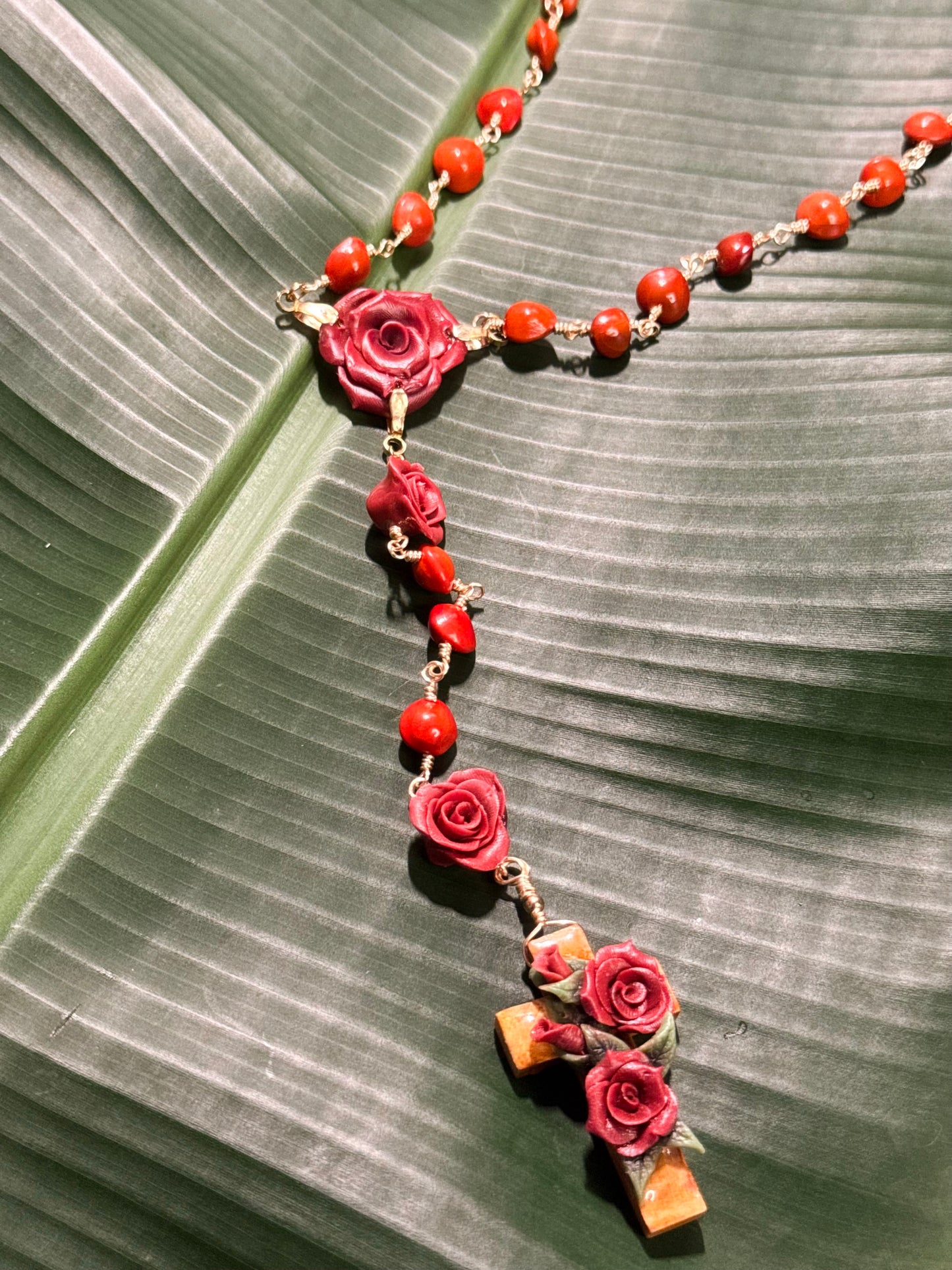 Rosario de granate y Rosas rojas