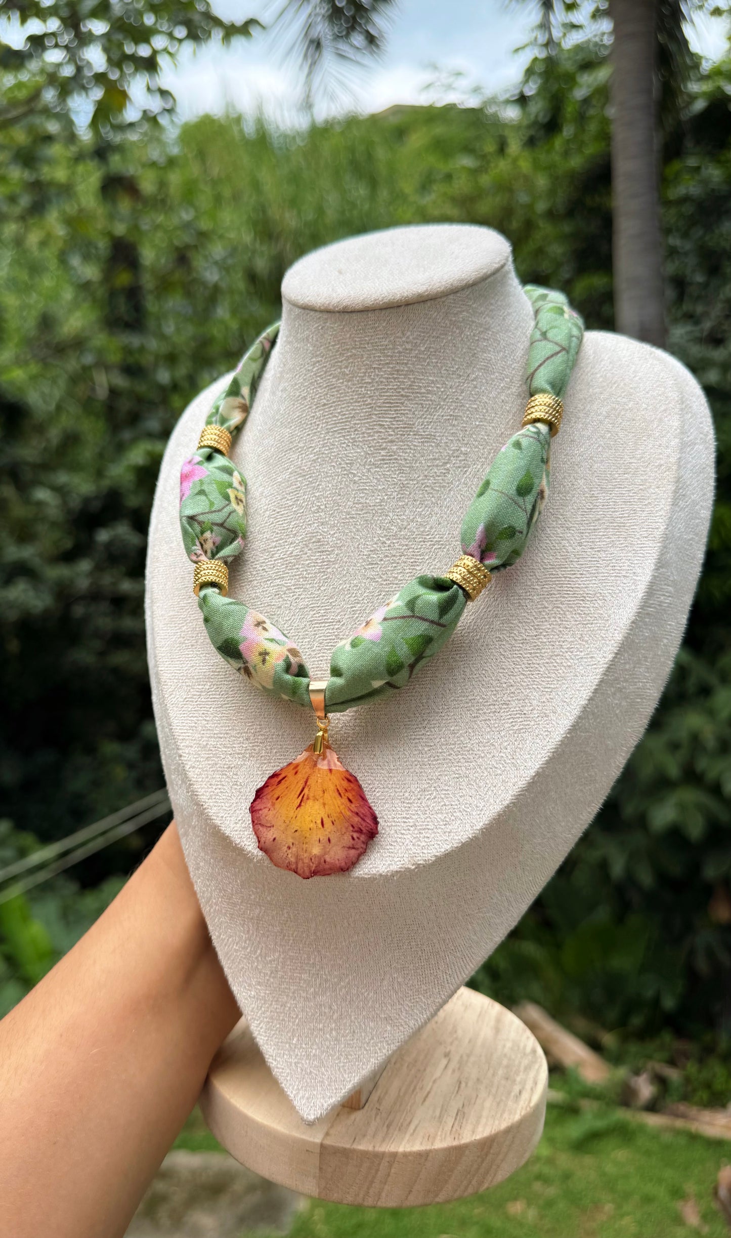 Collar de tela y dije reversible de flamboyan